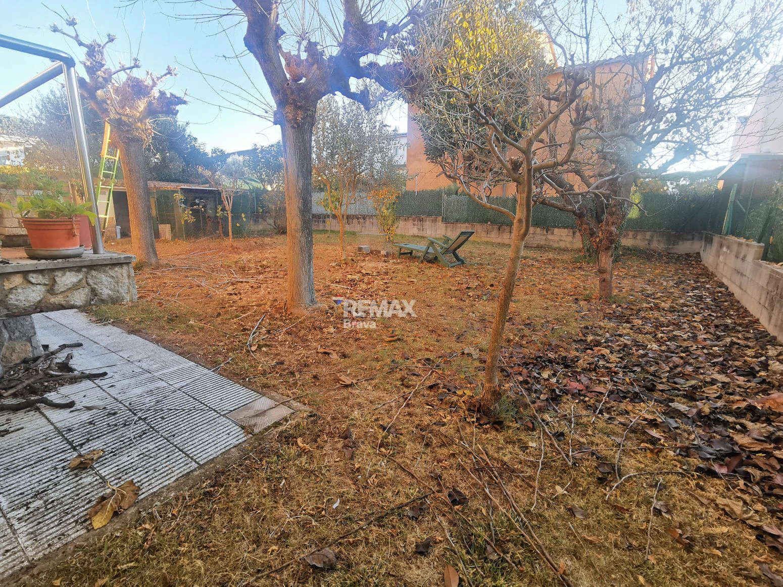 Villa con amplios espacios, jardín privado y buena ubicación en Girona