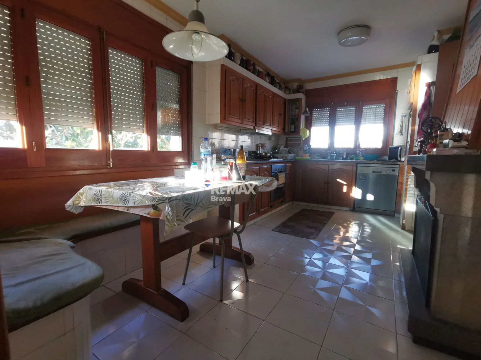 Villa con amplios espacios, jardín privado y buena ubicación en Girona