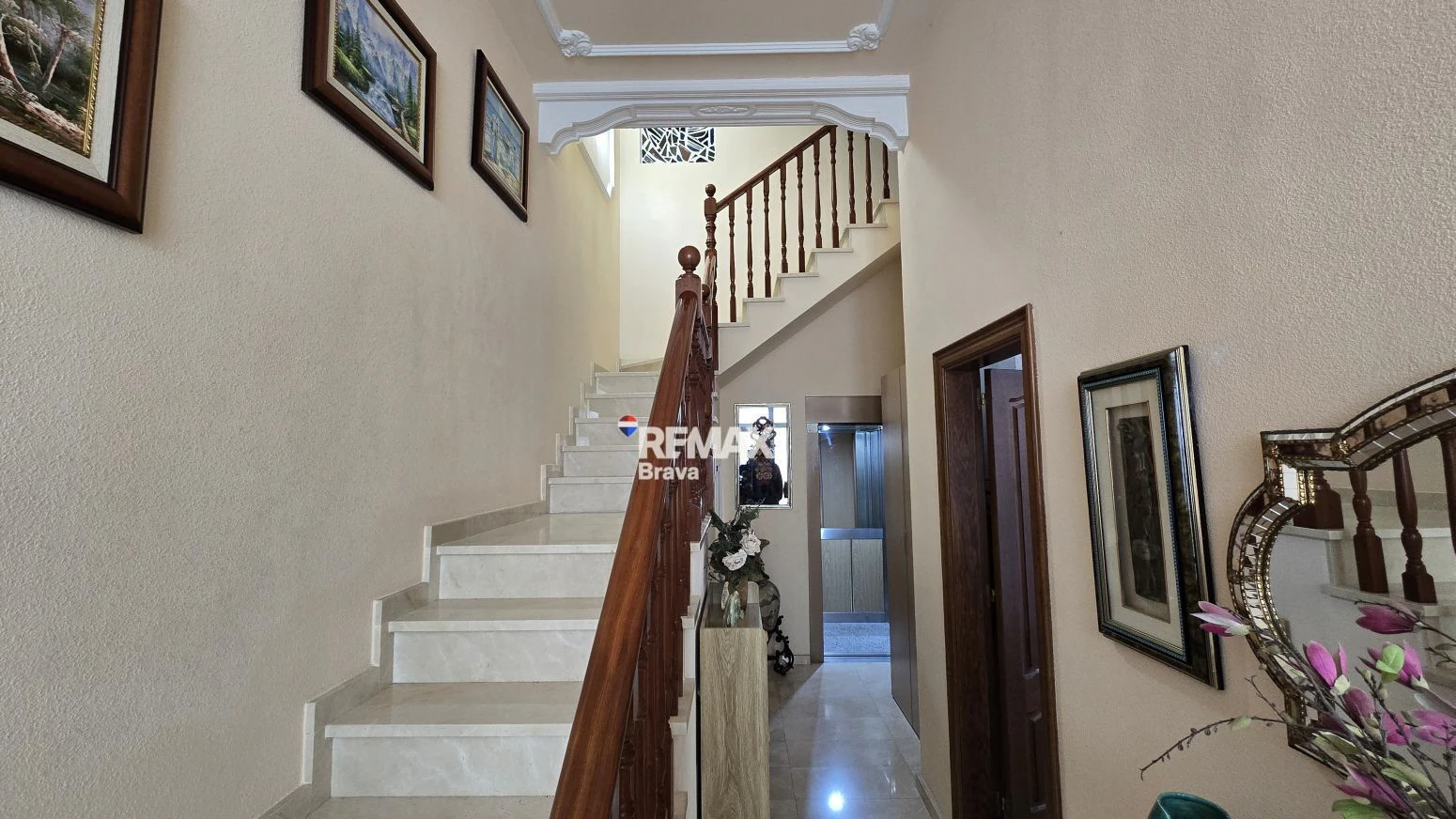 Amplia vivienda con piscina, ascensor y garaje cerca de la playa en Pineda de Mar
