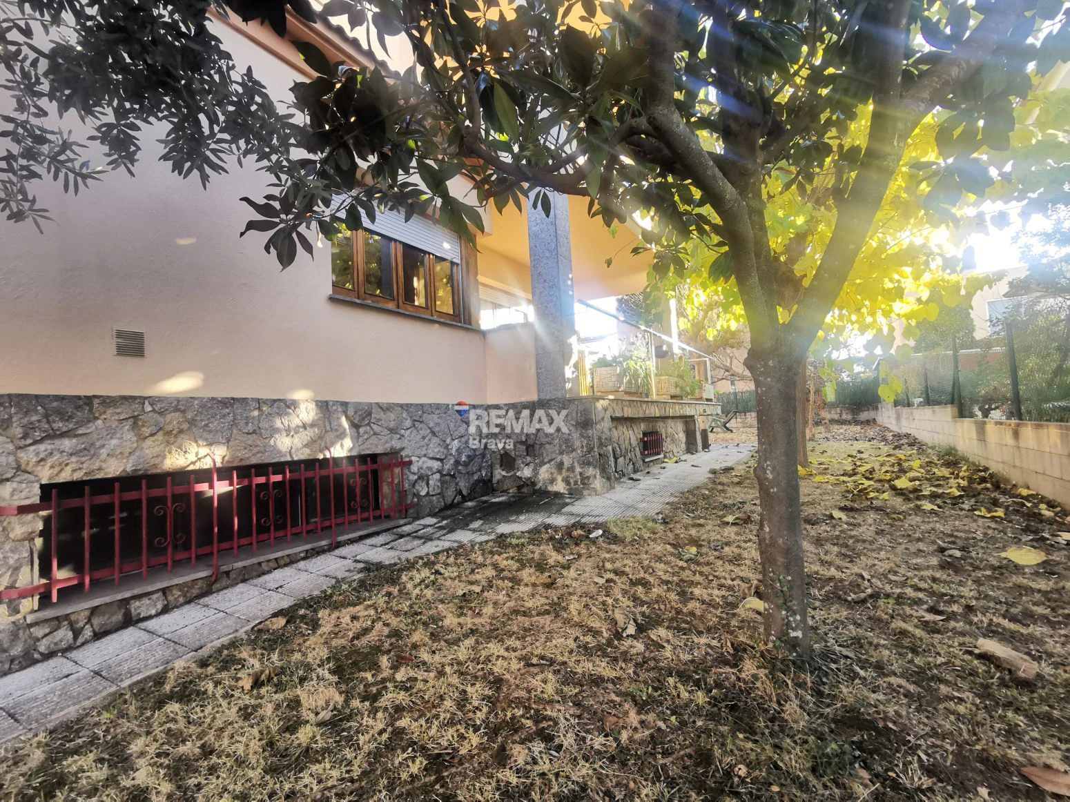 Villa con amplios espacios, jardín privado y buena ubicación en Girona