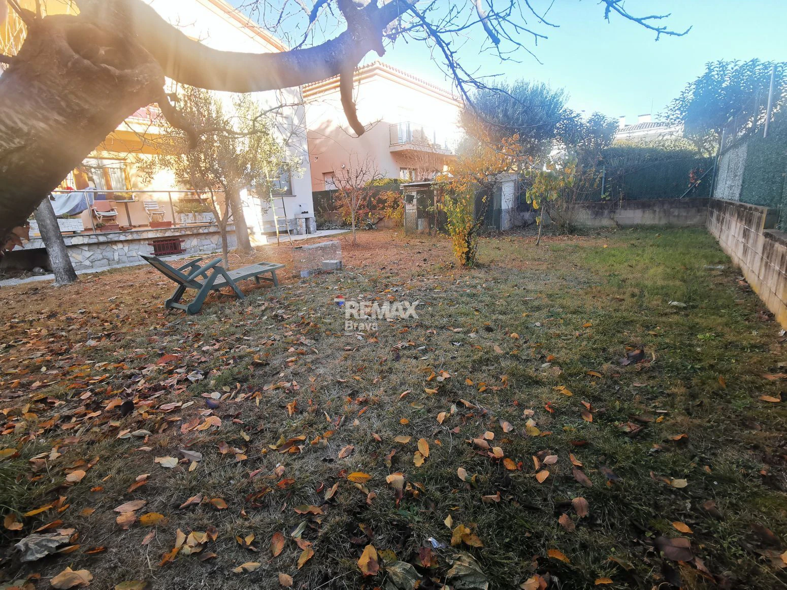 Villa con amplios espacios, jardín privado y buena ubicación en Girona