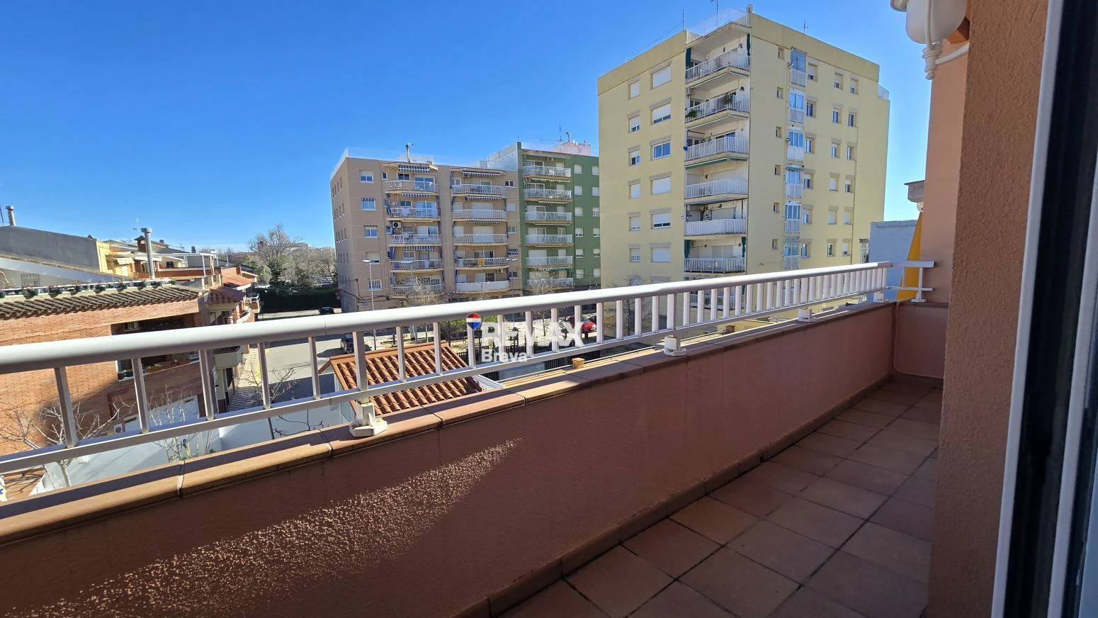 Amplia vivienda con piscina, ascensor y garaje cerca de la playa en Pineda de Mar