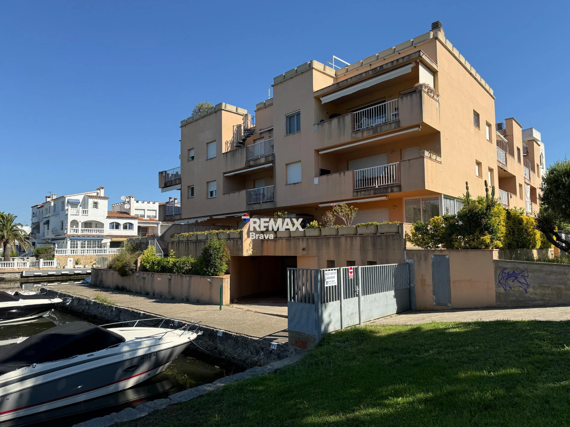Exclusivo ático con solárium en Empuriabrava, luminosidad, confort y vistas despejadas en el sector Alberes