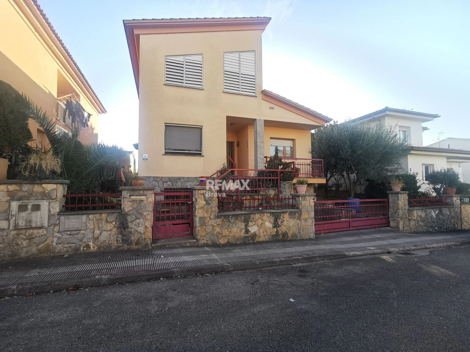 Villa con amplios espacios, jardín privado y buena ubicación en Girona