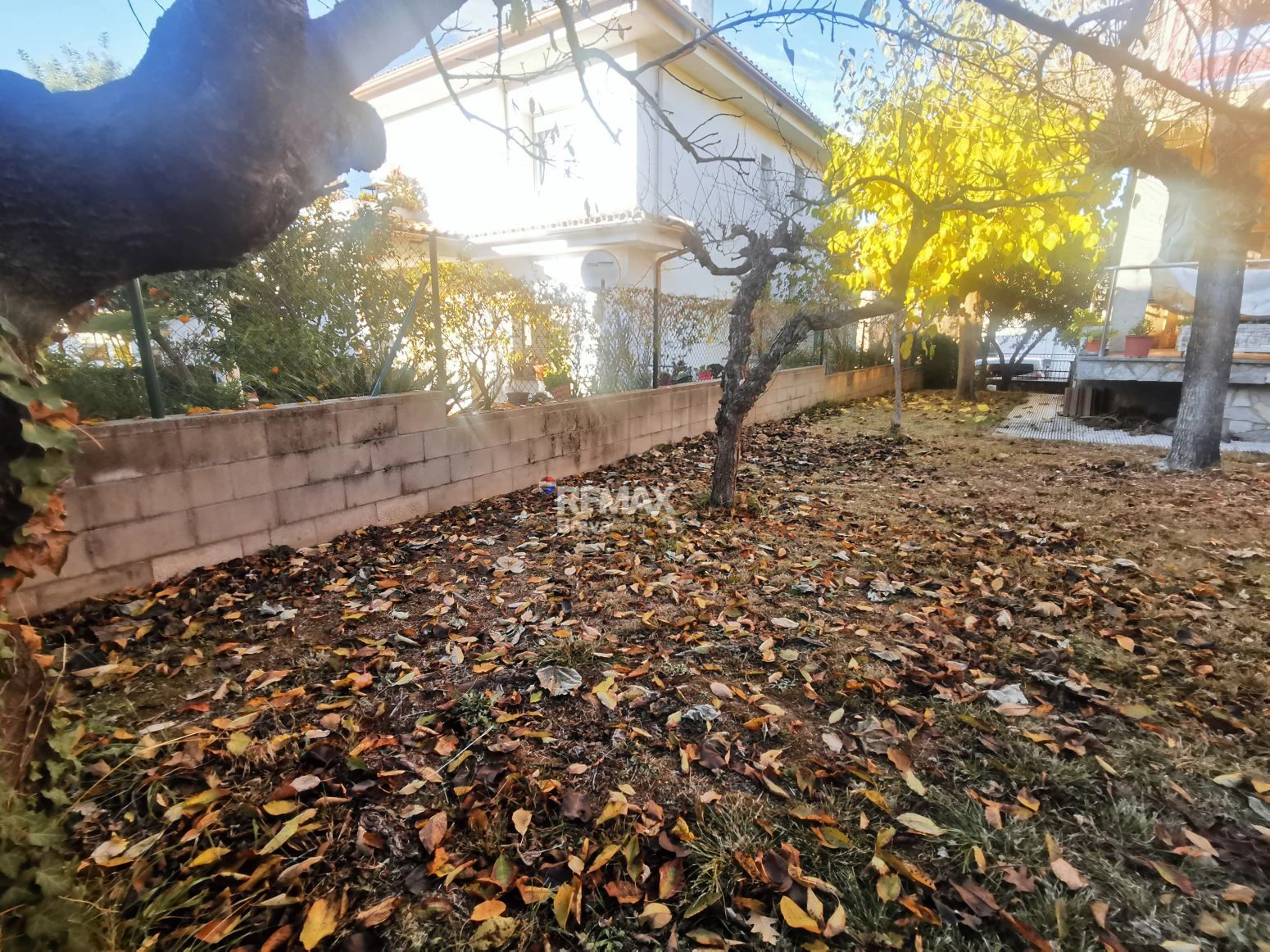 Villa con amplios espacios, jardín privado y buena ubicación en Girona