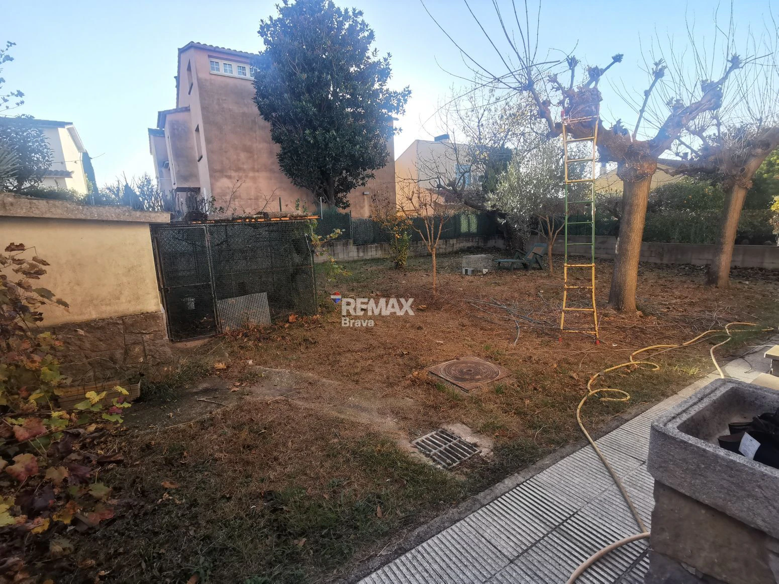 Villa con amplios espacios, jardín privado y buena ubicación en Girona