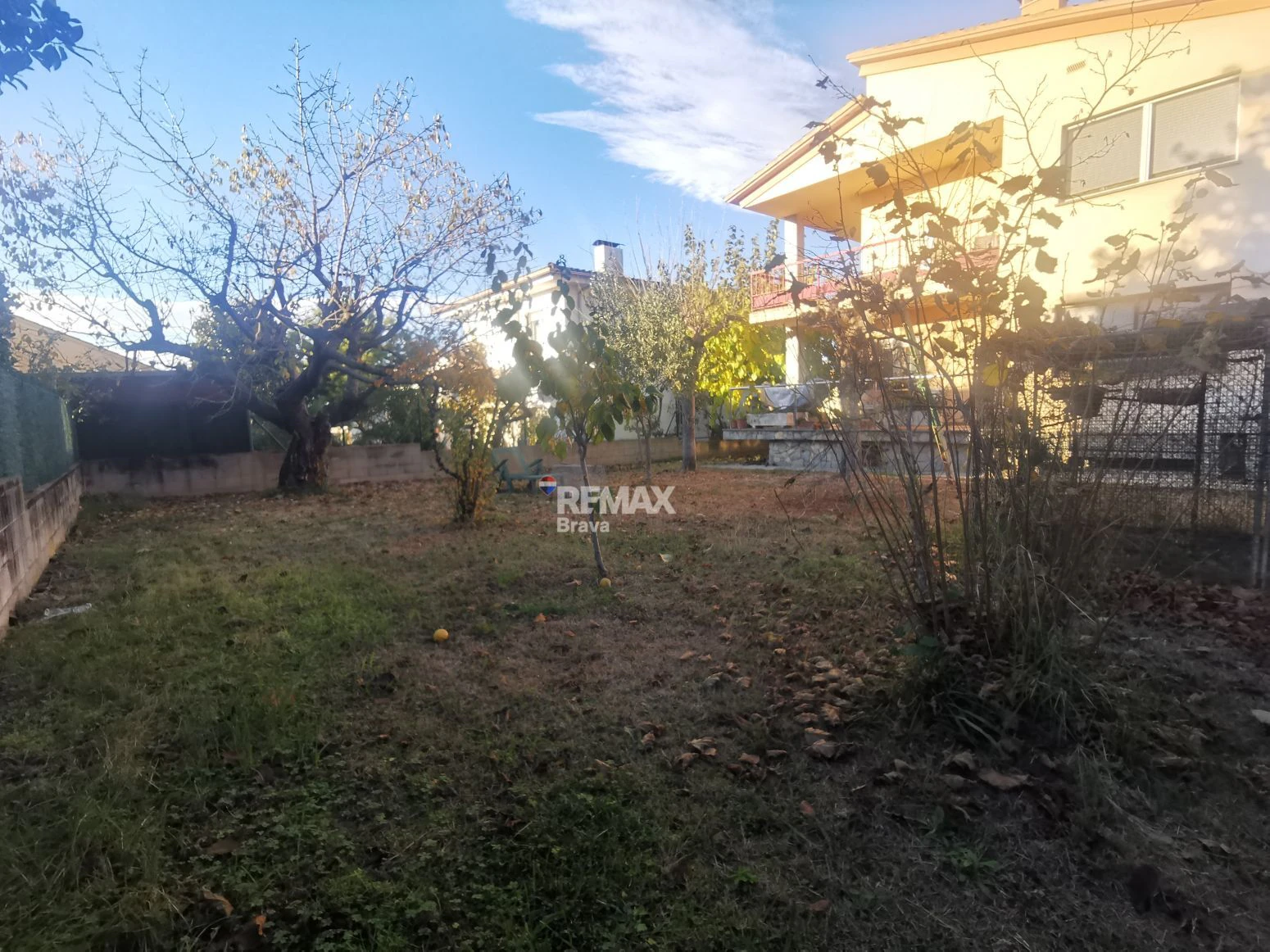 Villa con amplios espacios, jardín privado y buena ubicación en Girona