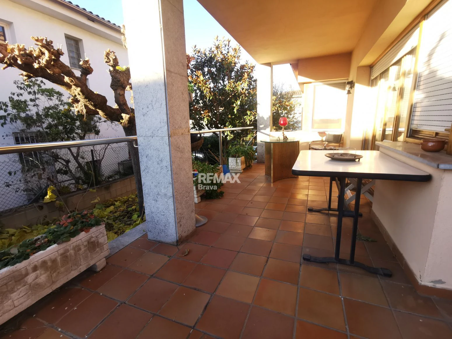 Villa con amplios espacios, jardín privado y buena ubicación en Girona