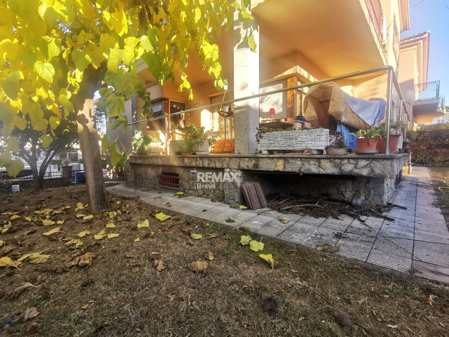 Villa con amplios espacios, jardín privado y buena ubicación en Girona