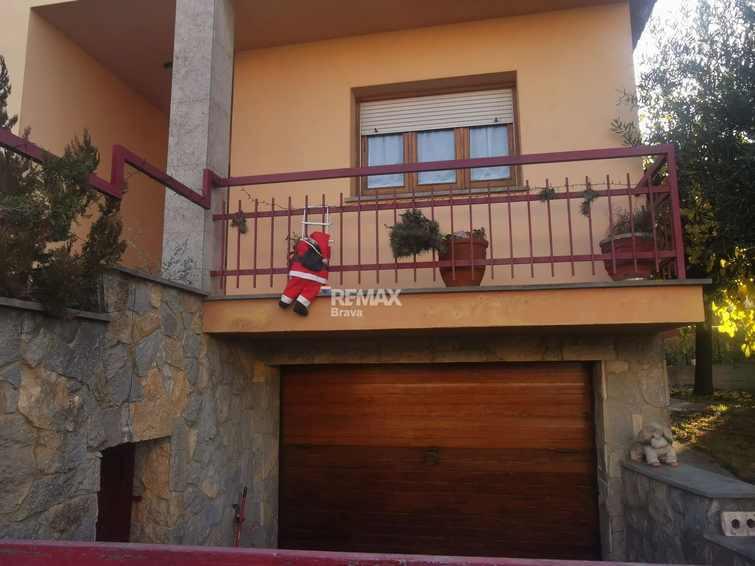 Villa con amplios espacios, jardín privado y buena ubicación en Girona
