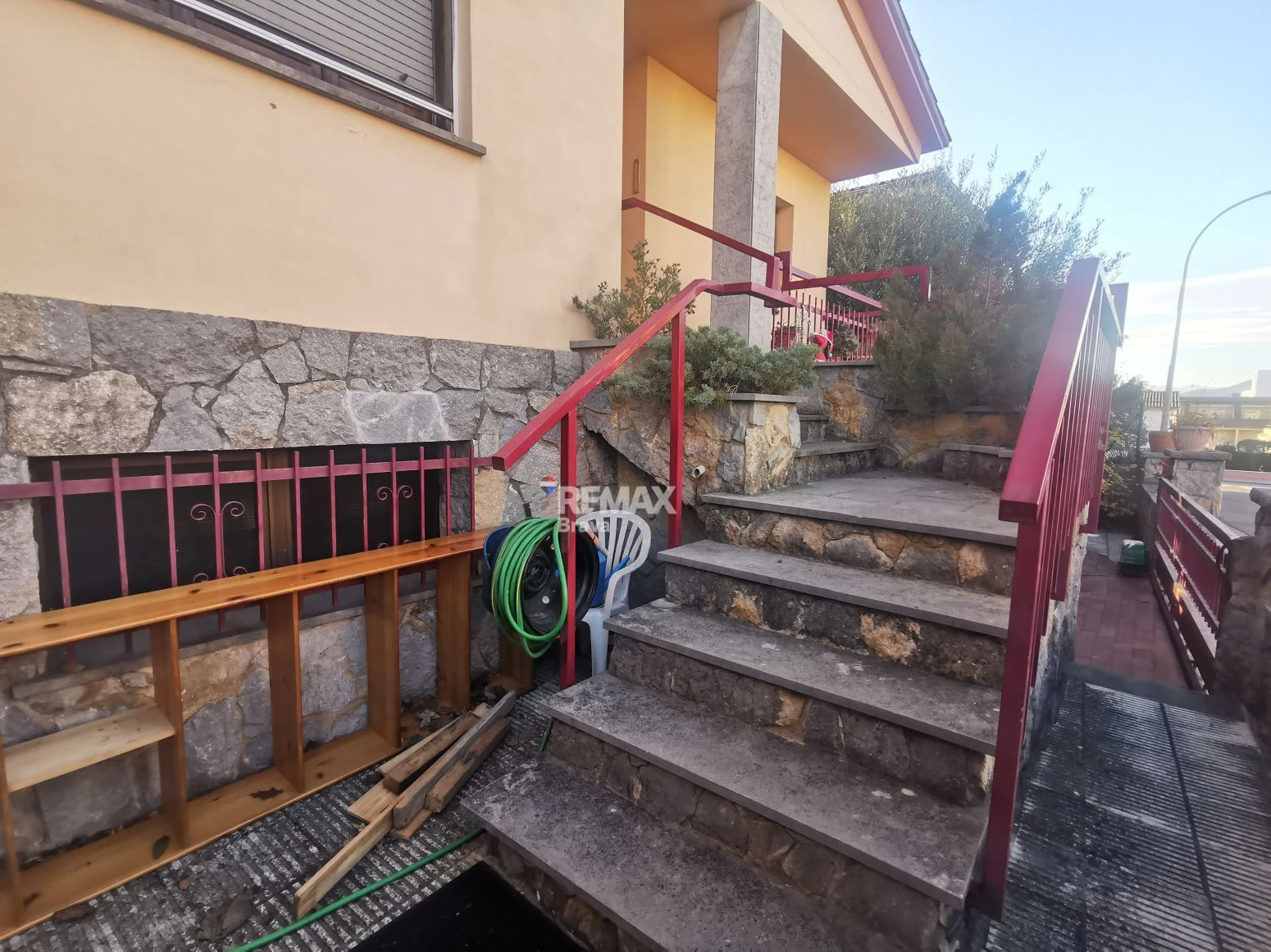 Villa con amplios espacios, jardín privado y buena ubicación en Girona