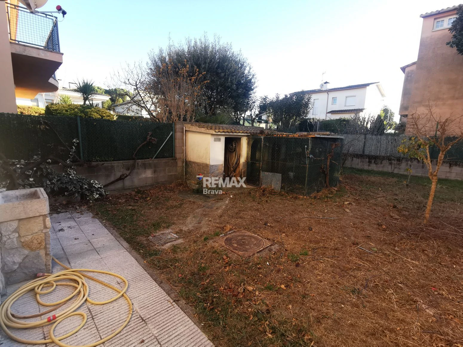 Villa con amplios espacios, jardín privado y buena ubicación en Girona