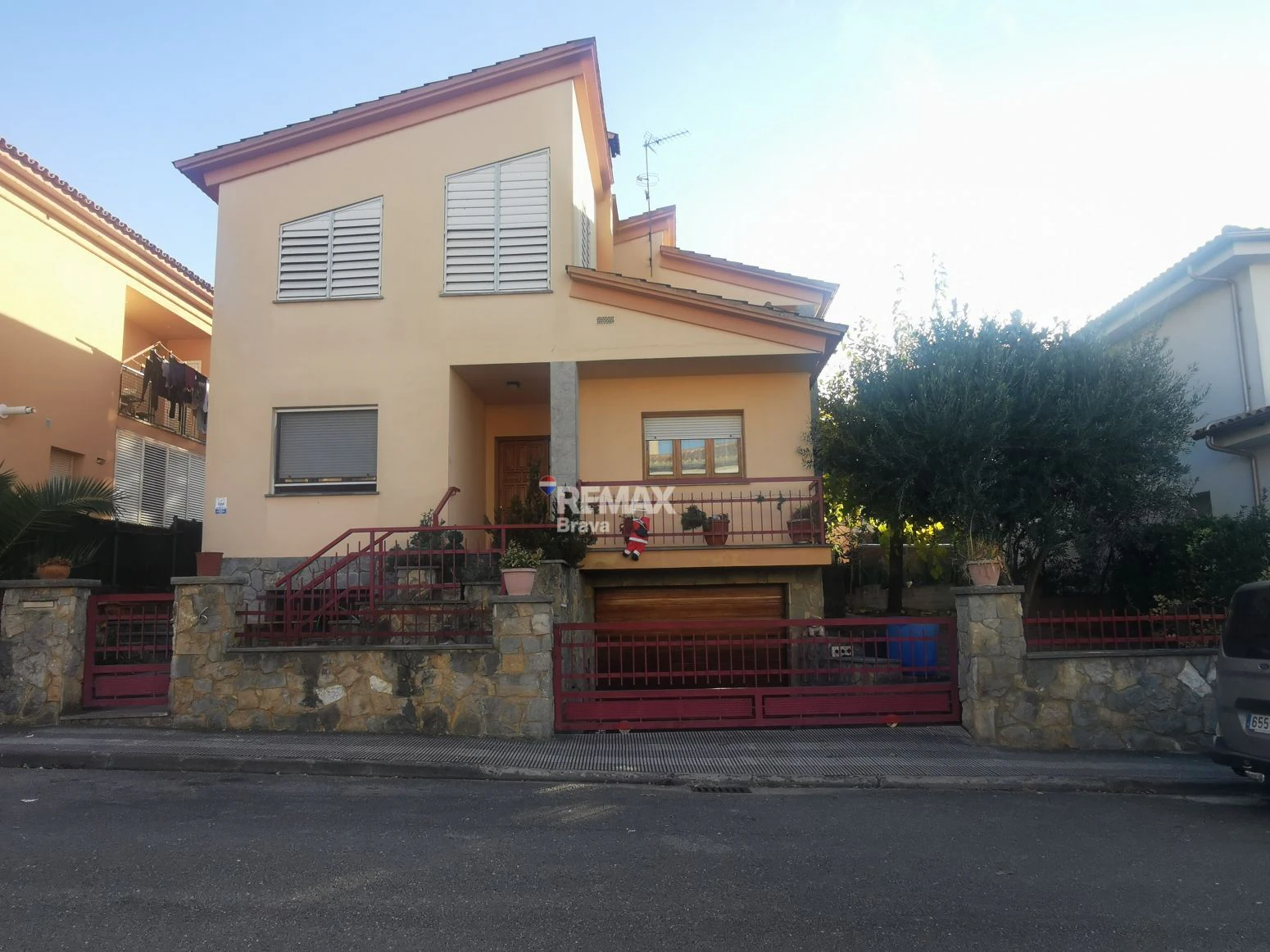 Villa con amplios espacios, jardín privado y buena ubicación en Girona