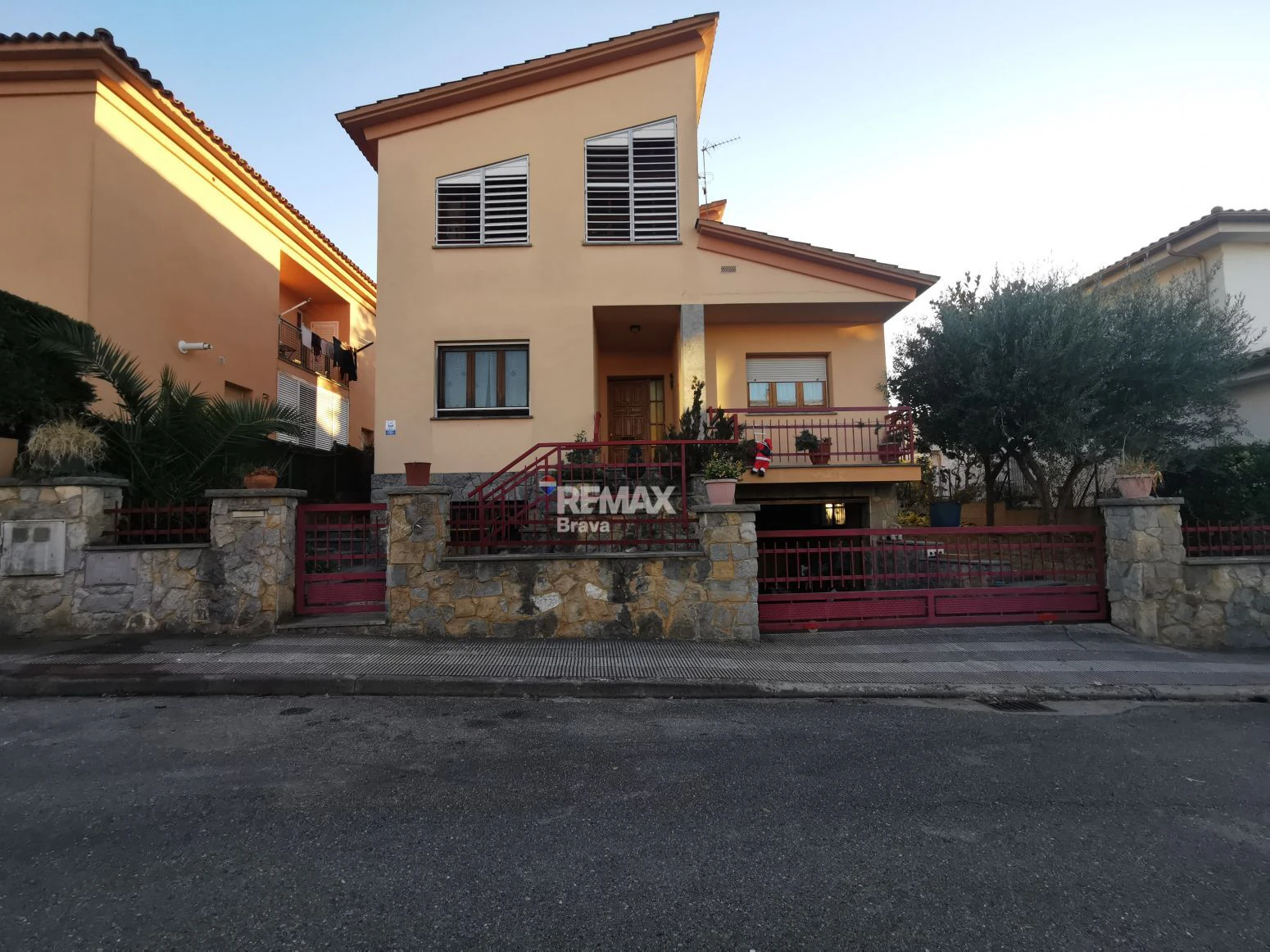 Villa con amplios espacios, jardín privado y buena ubicación en Girona