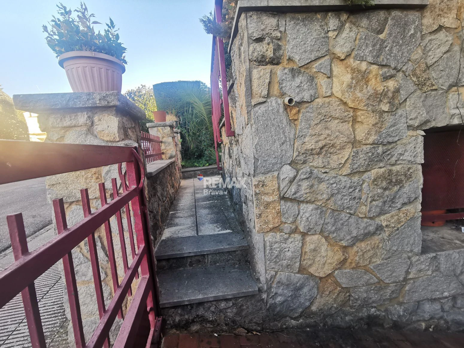 Villa con amplios espacios, jardín privado y buena ubicación en Girona