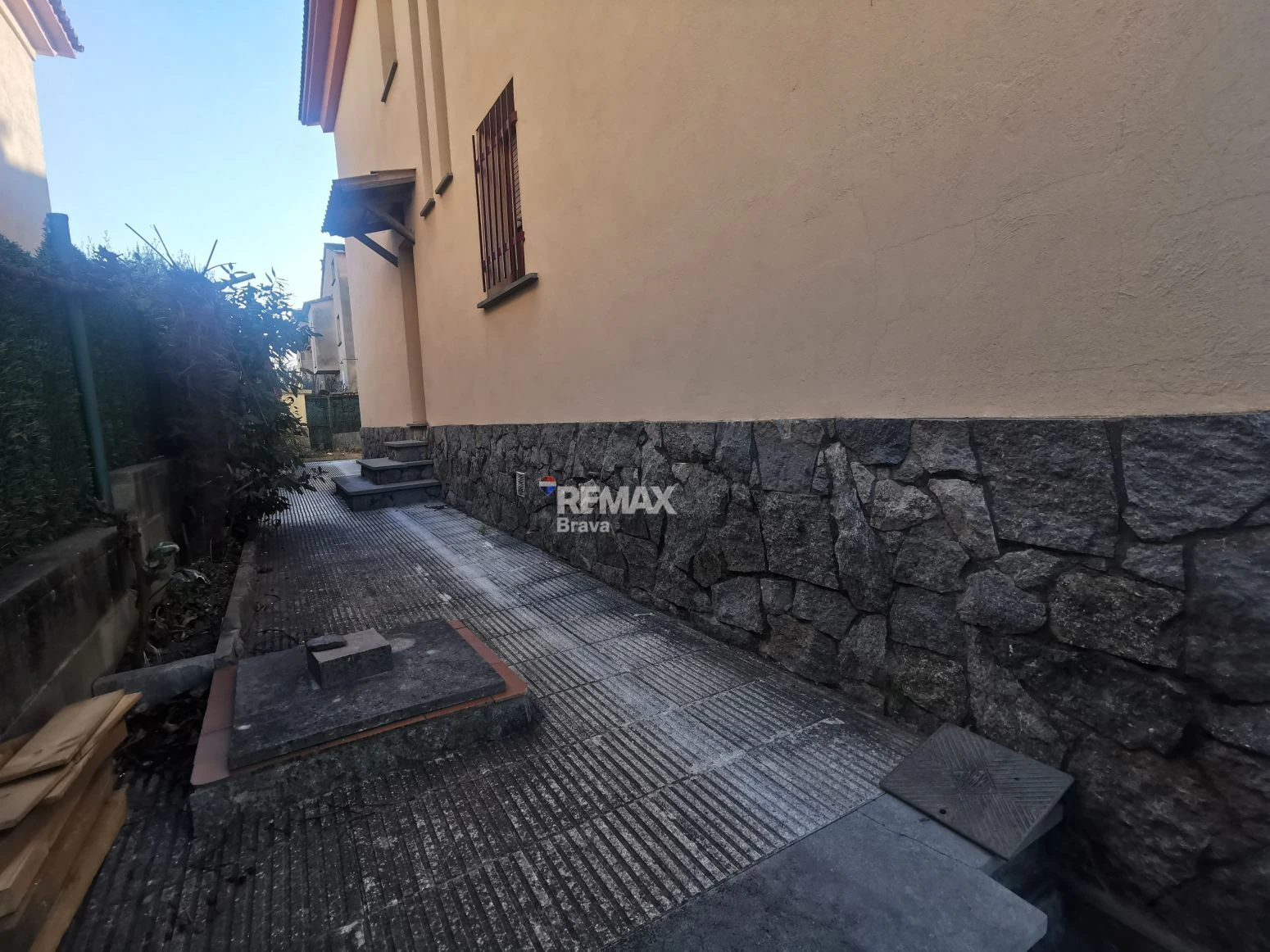Villa con amplios espacios, jardín privado y buena ubicación en Girona