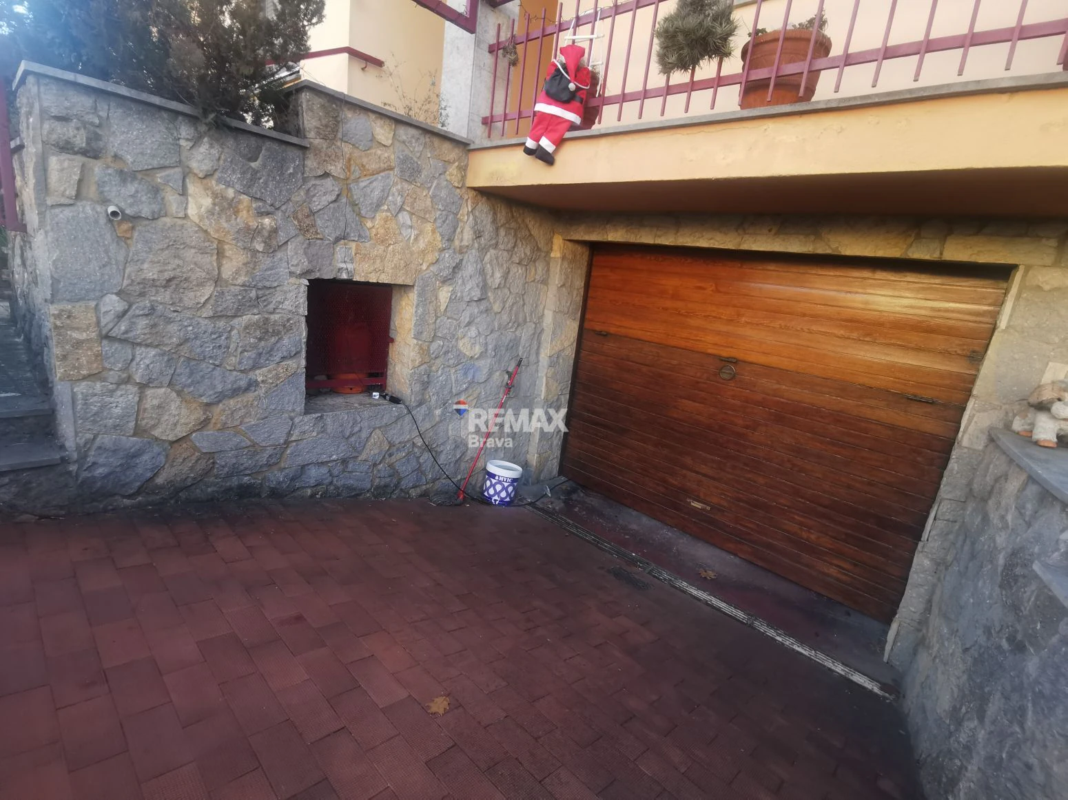 Villa con amplios espacios, jardín privado y buena ubicación en Girona
