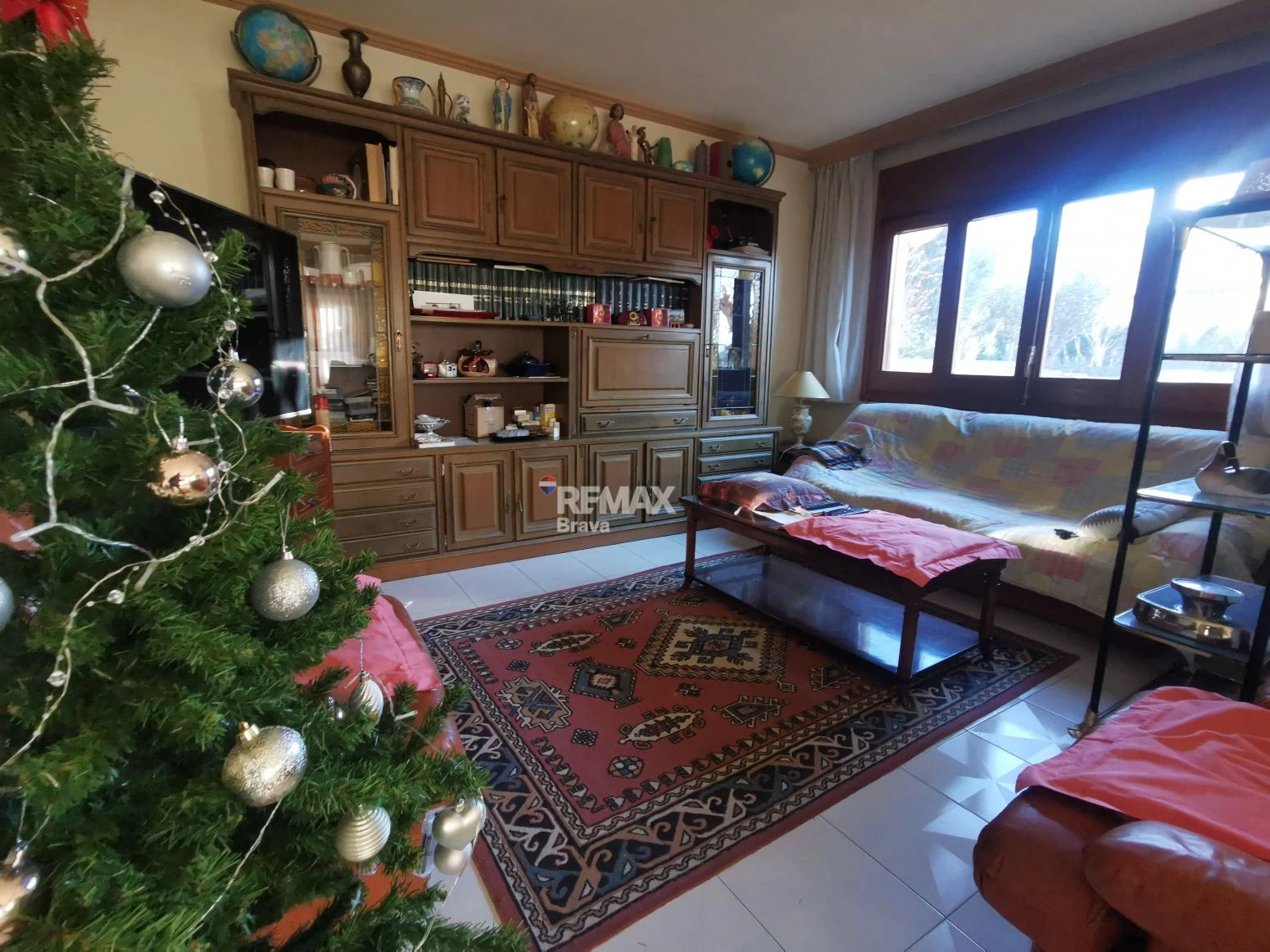 Villa con amplios espacios, jardín privado y buena ubicación en Girona