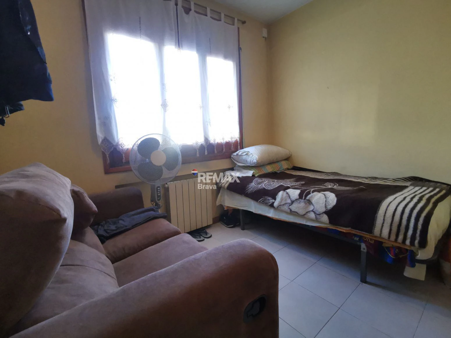Villa con amplios espacios, jardín privado y buena ubicación en Girona
