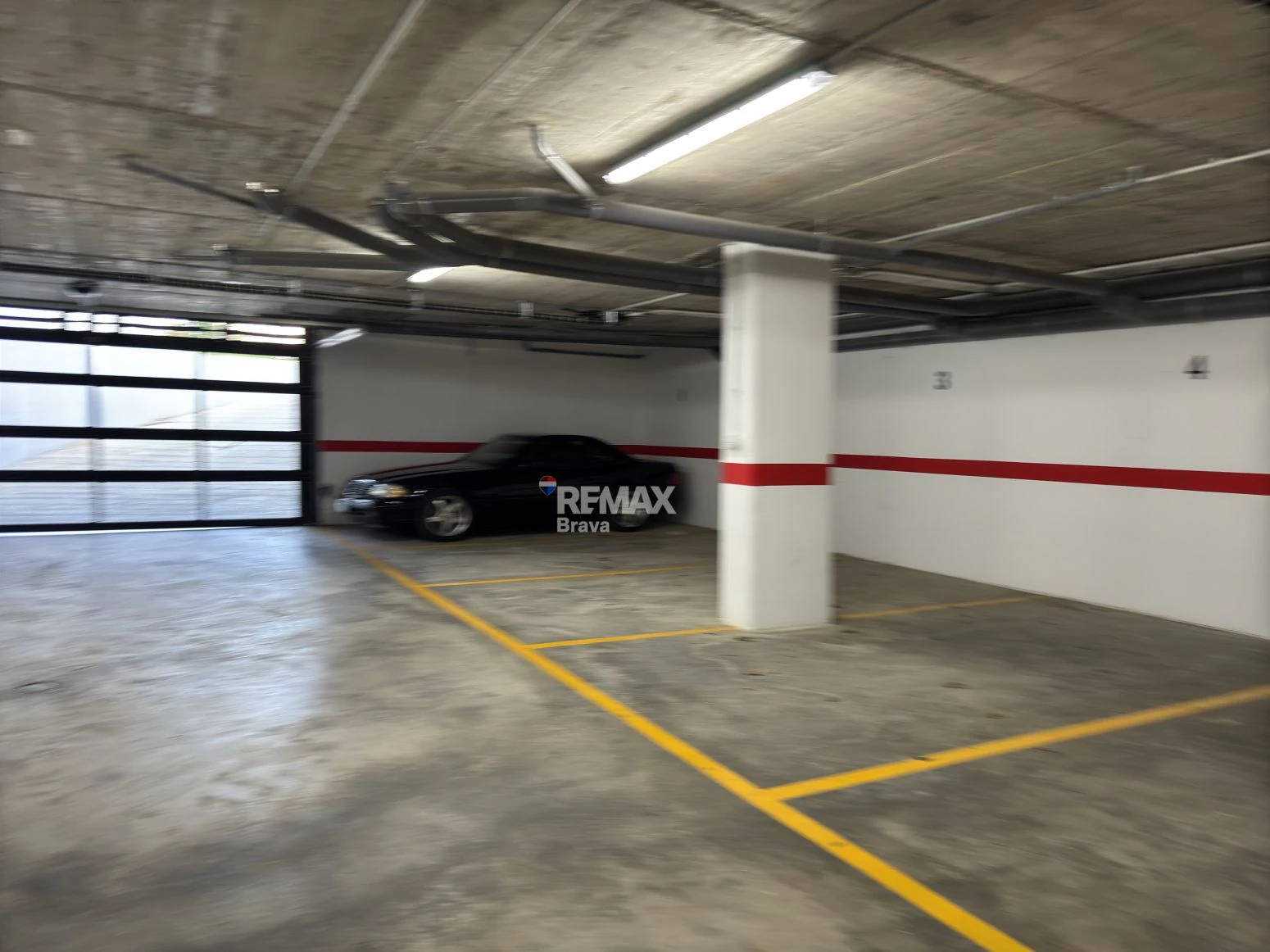 Roses, Santa Margarita · Plaza de parking en venta en edificio moderno - · RE/MAX Brava