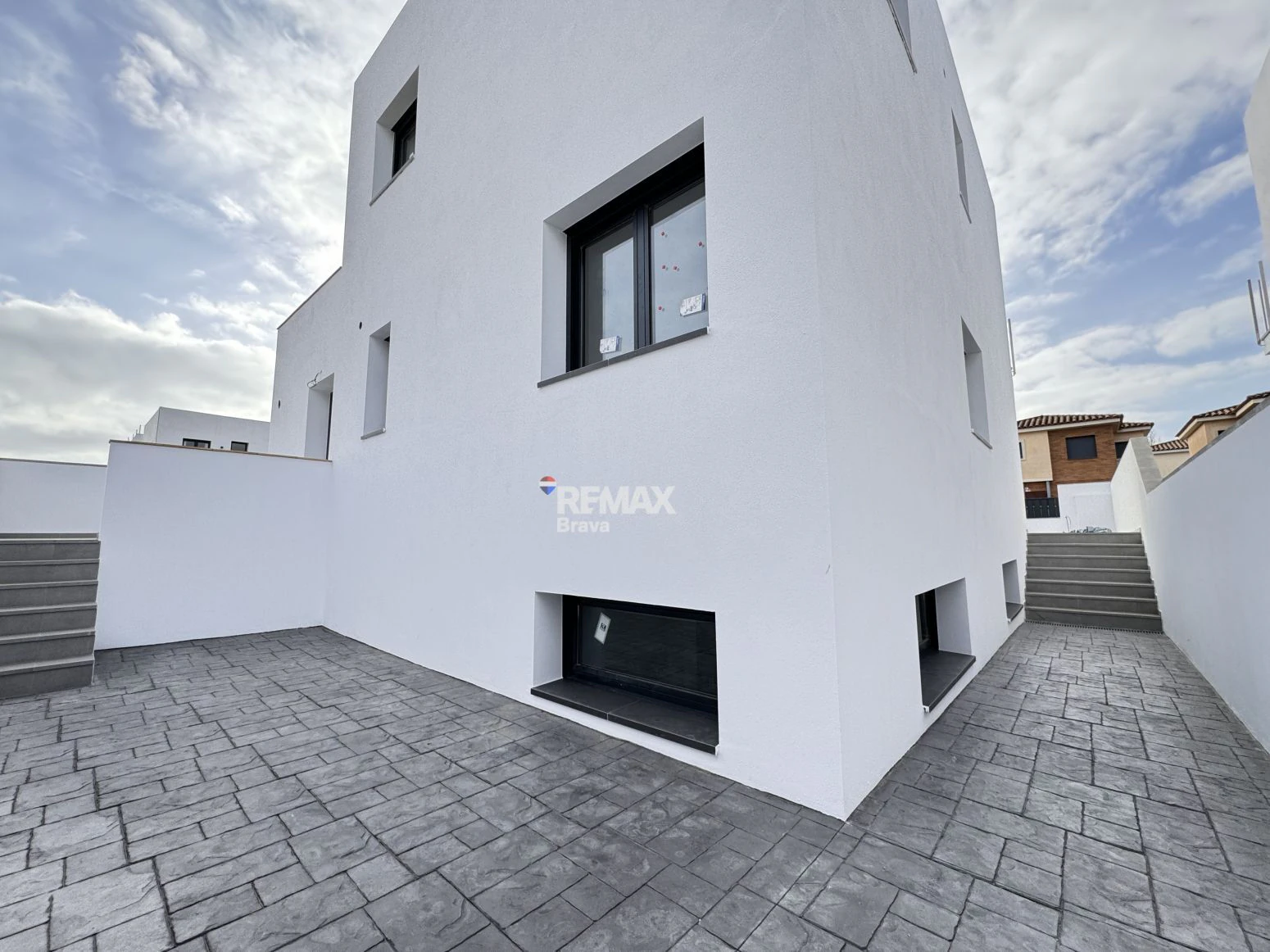 Empuriabrava · Moderna villa con piscina y sótano diáfano en Sector Mestral