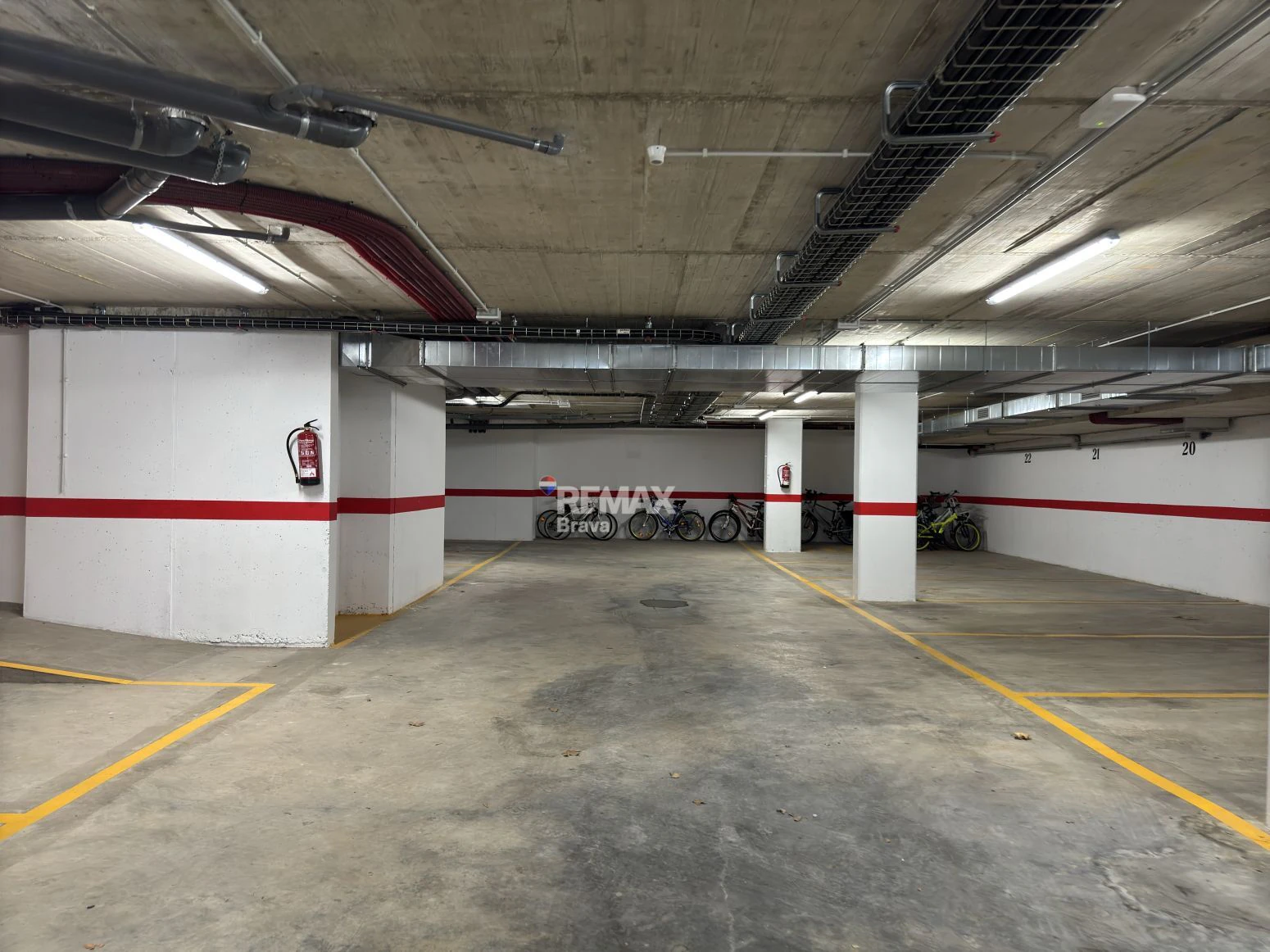 Roses, Santa Margarita · Plaza de parking en venta en edificio moderno - · RE/MAX Brava