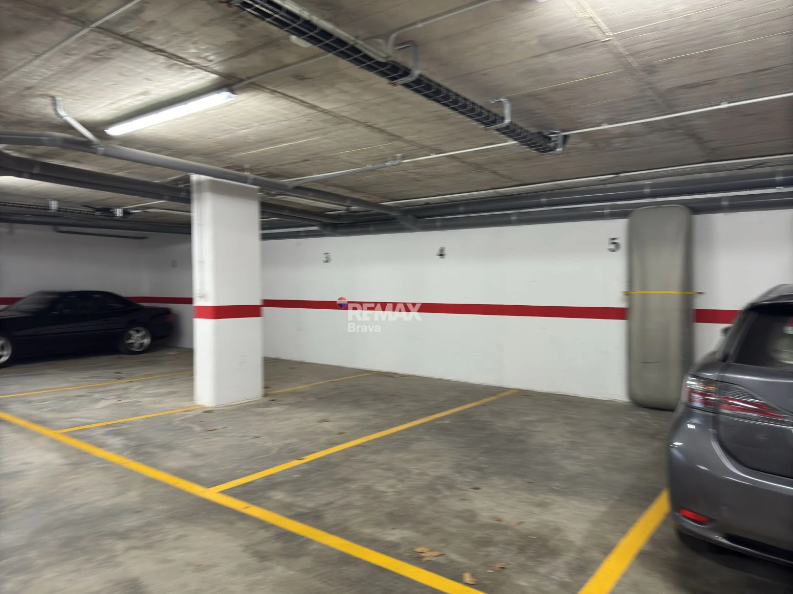 Roses, Santa Margarita · Plaza de parking en venta en edificio moderno - · RE/MAX Brava