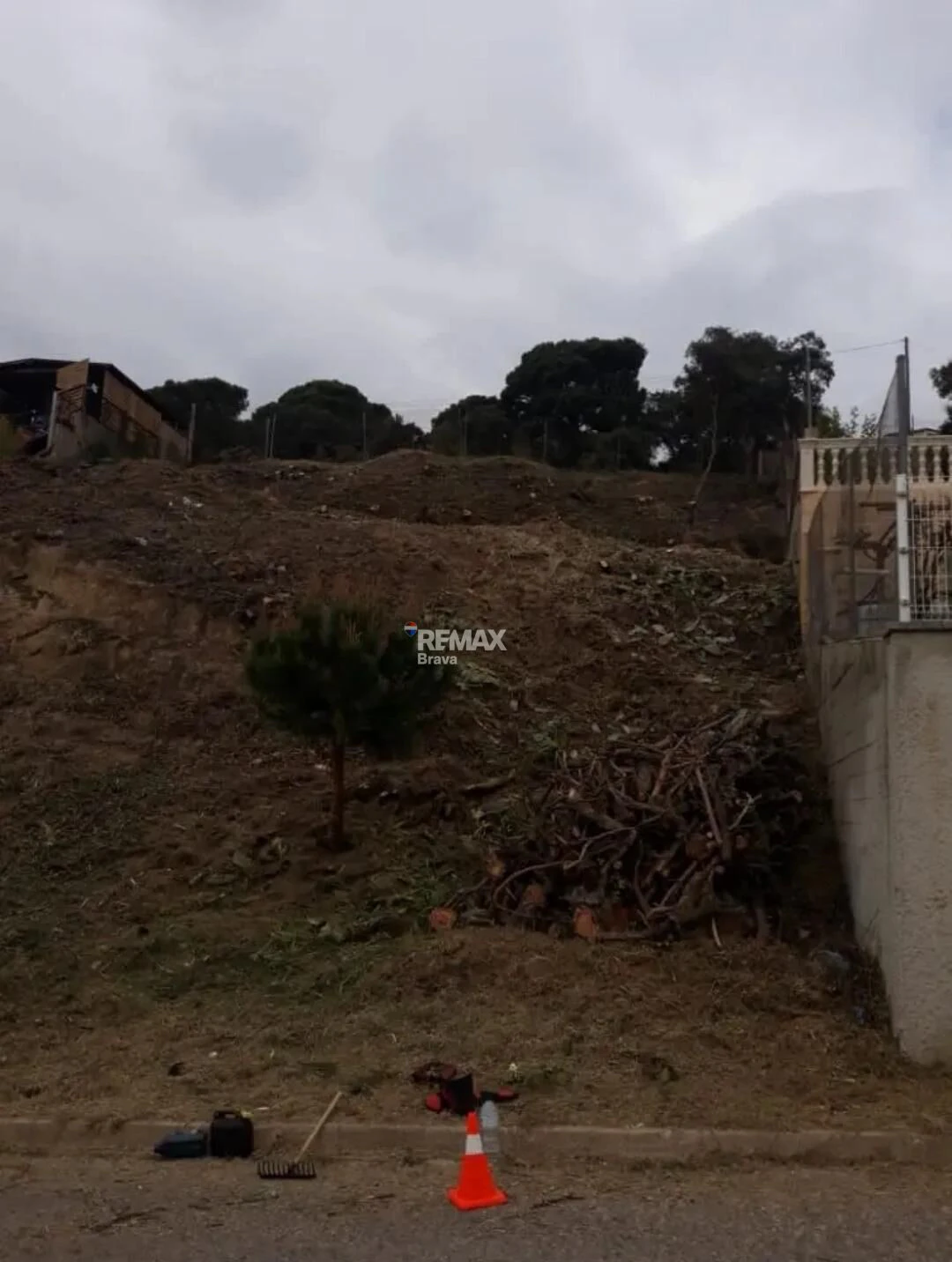 Parcela urbanizable con doble acceso y vistas despejadas en Lloret de Mar - Remax Brava