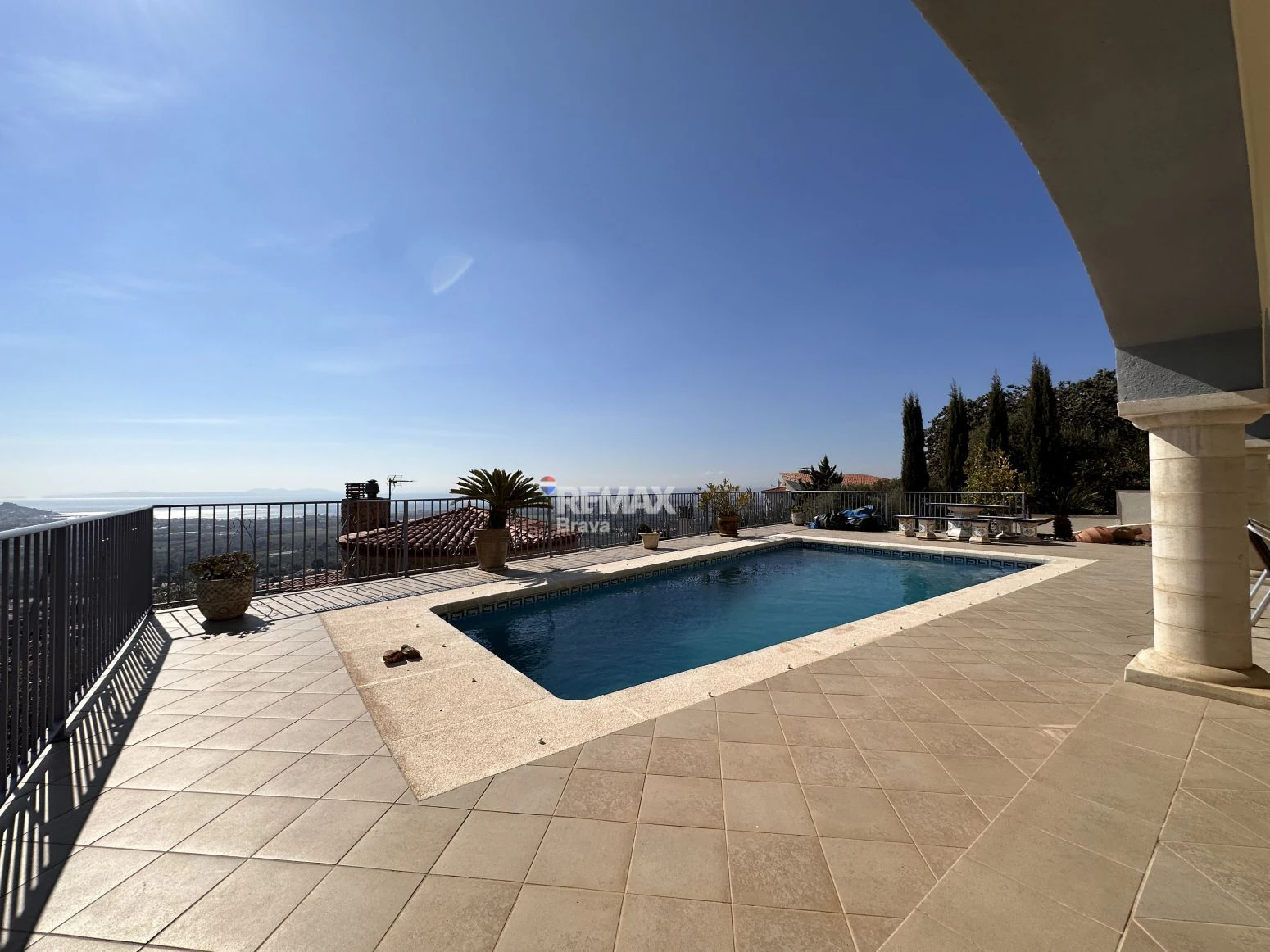 Roses · Exclusiva casa unifamiliar con vistas al mar y dos viviendas independientes · RE/MAX Brava