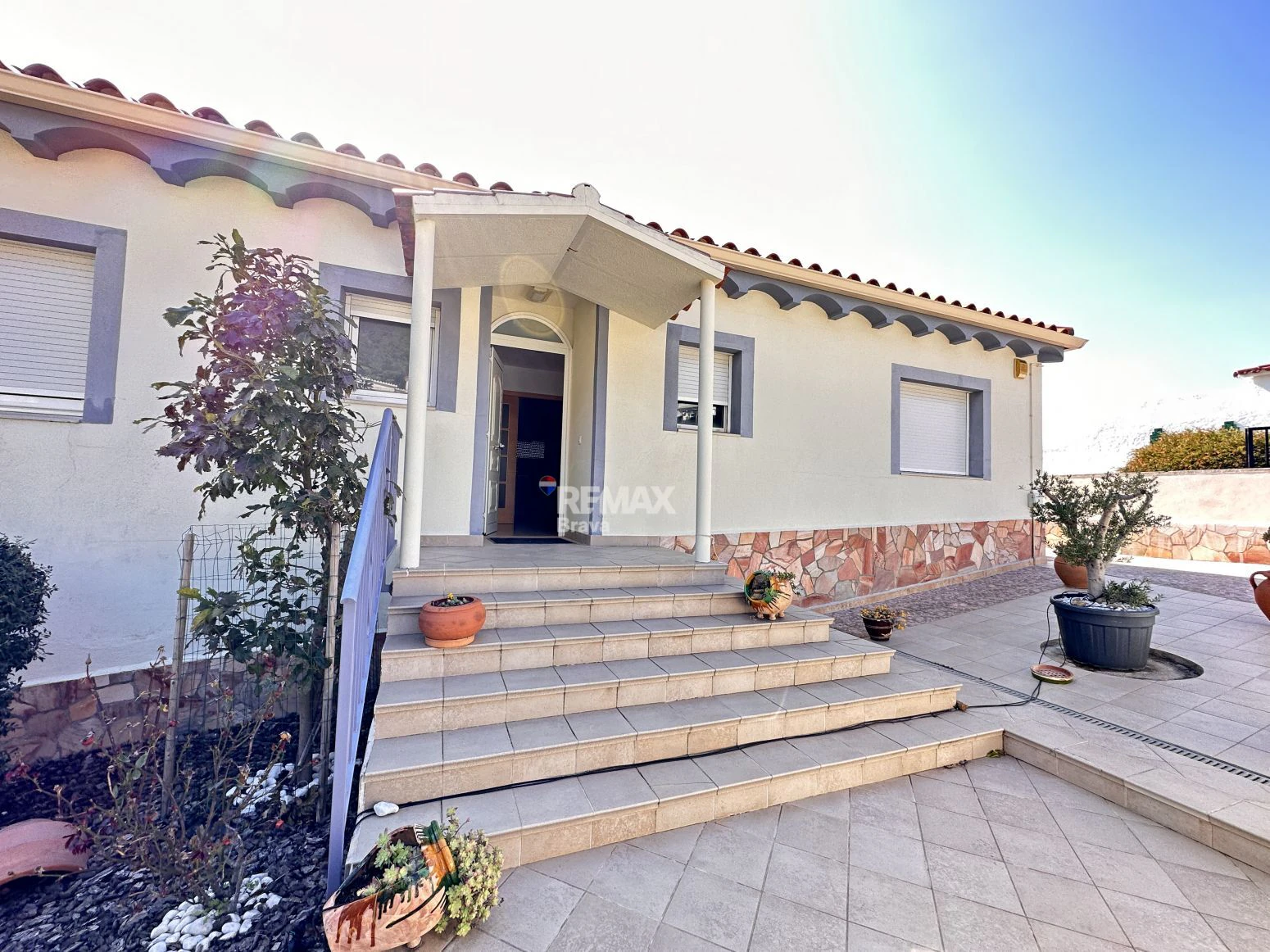 Roses · Exclusiva casa unifamiliar con vistas al mar y dos viviendas independientes · RE/MAX Brava