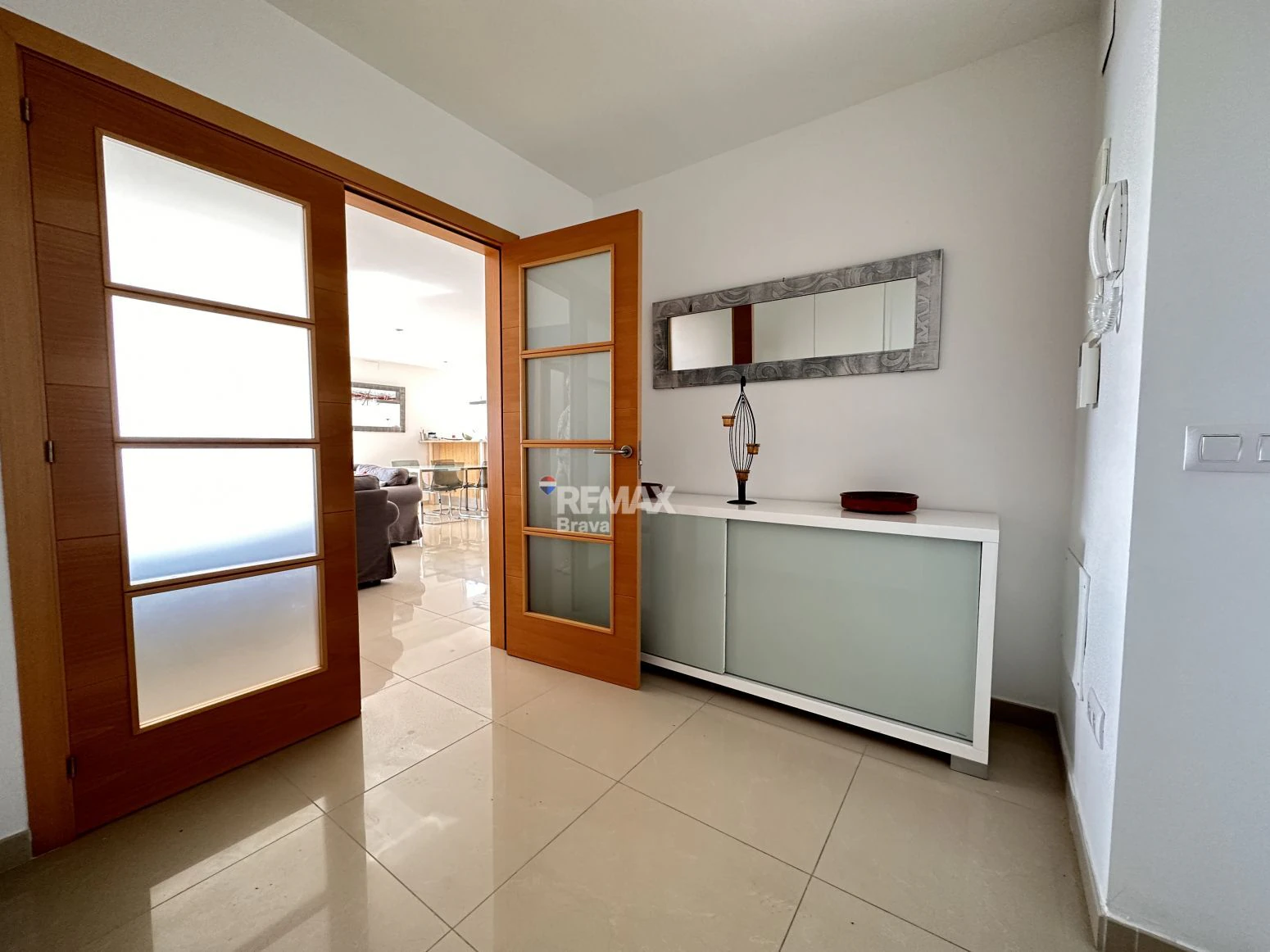 Roses · Exclusiva casa unifamiliar con vistas al mar y dos viviendas independientes · RE/MAX Brava