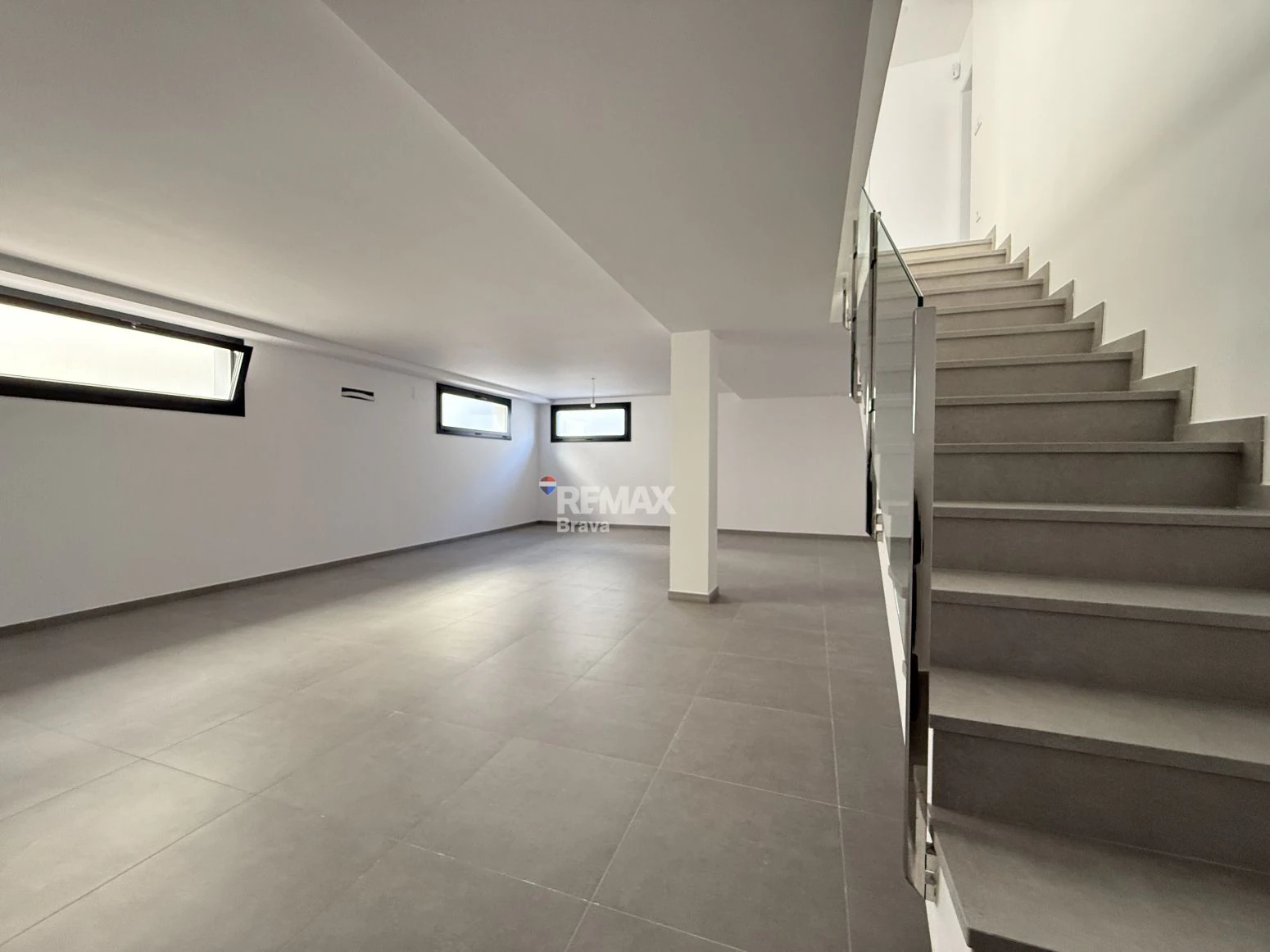 Empuriabrava · Moderna villa con piscina y sótano diáfano en Sector Mestral