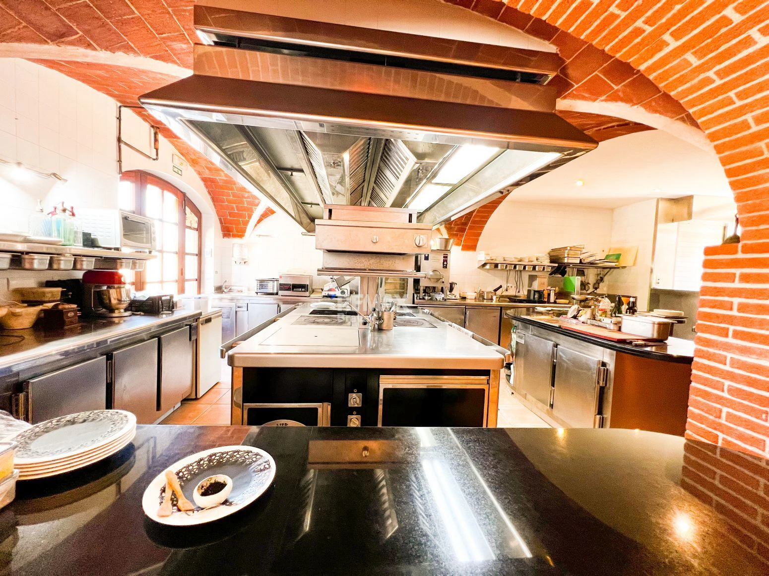 Mollet de Peralada · Exclusiva casa rústica restaurada con restaurante y vivienda privada