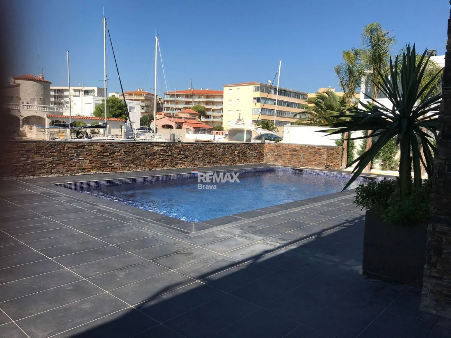 Roses – Santa Margarida | Exclusiva Casa Canal con 20 Metros de Amarre Privado
