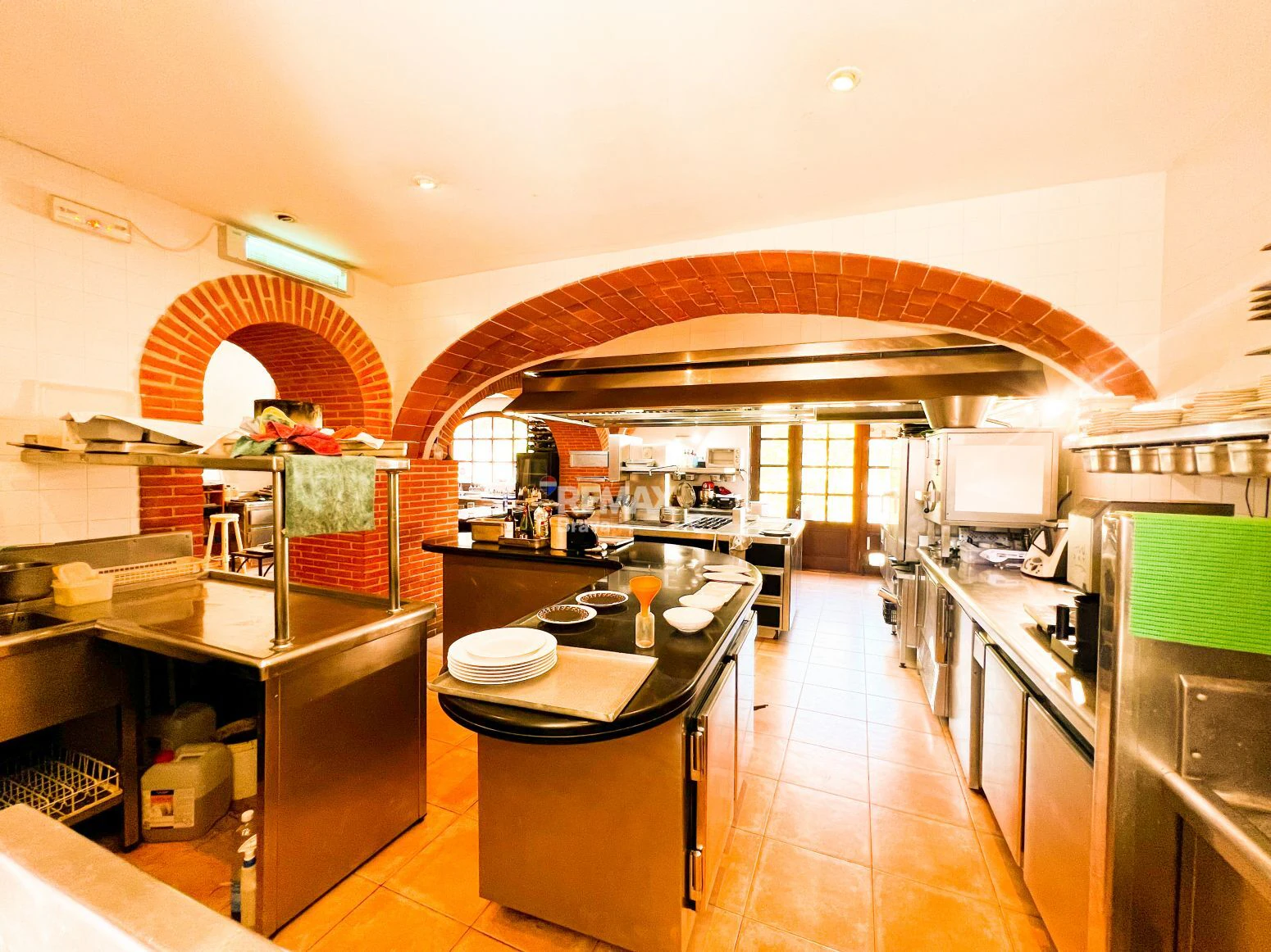 Mollet de Peralada · Exclusiva casa rústica restaurada con restaurante y vivienda privada