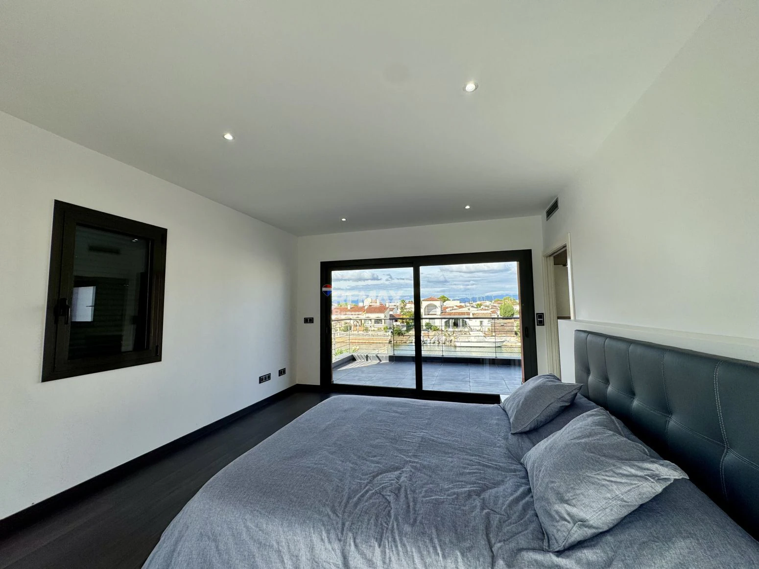 Roses – Santa Margarida | Exclusiva Casa Canal con 20 Metros de Amarre Privado