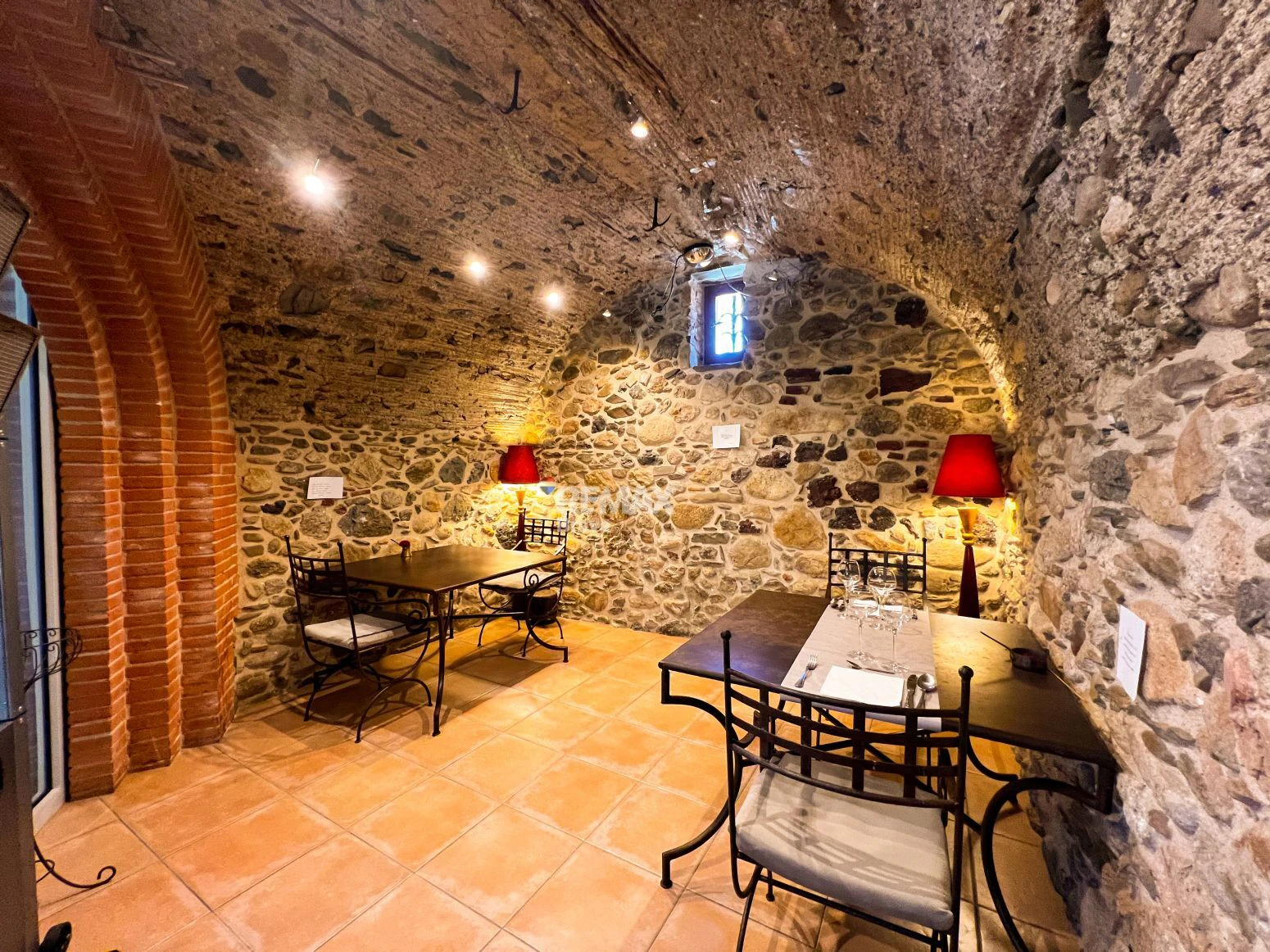 Mollet de Peralada · Exclusiva casa rústica restaurada con restaurante y vivienda privada