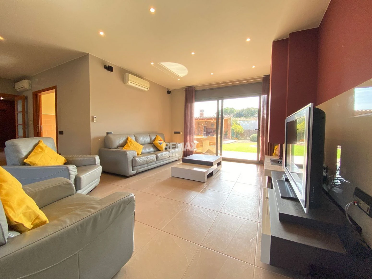 Caldes de Malavella – Llac del Cignes | Espectacular Villa con Piscina y Jardín Privado