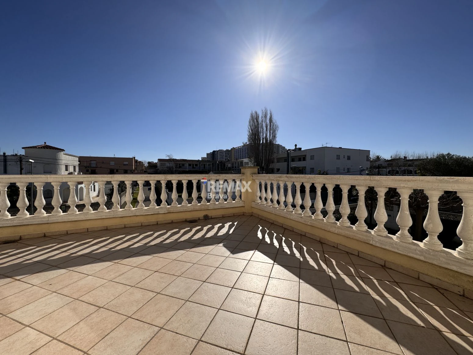 Chalet con piscina, jardín y terrazas en Sector Requesens, Empuriabrava