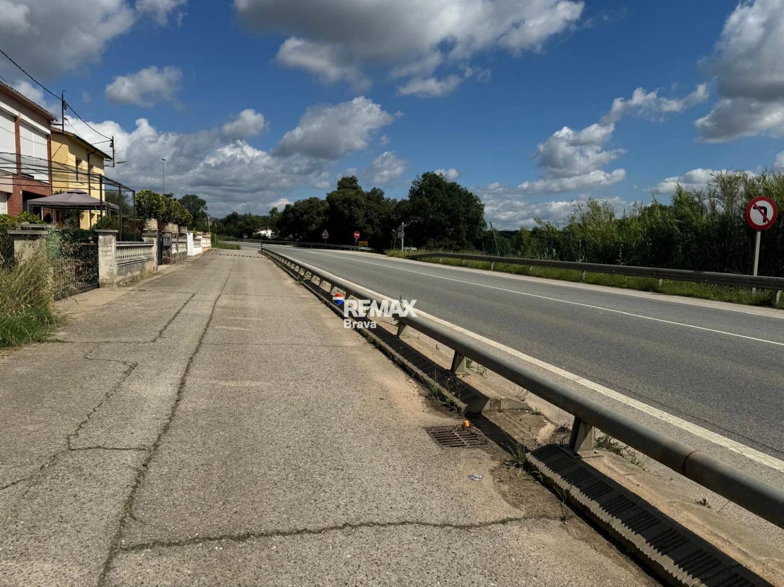 Oportunidad de inversión: terreno edificable a pie de carretera en Riudarenes