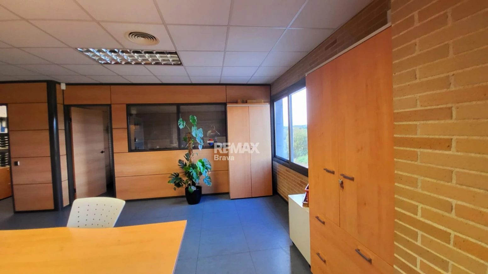 Llagostera · Nave industrial de 828 m² con oficinas y excelente conexión a AP-7