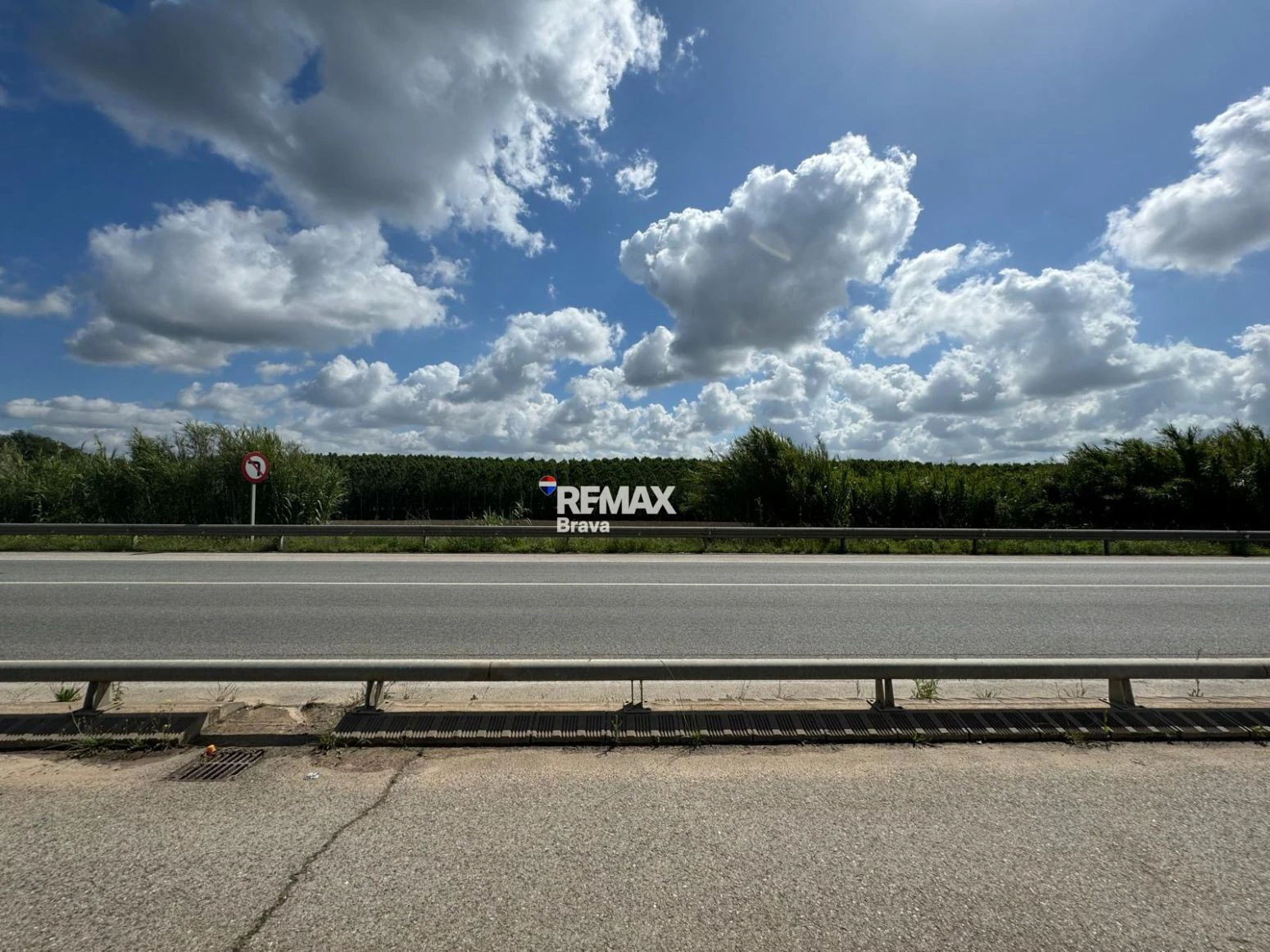 Oportunidad de inversión: terreno edificable a pie de carretera en Riudarenes