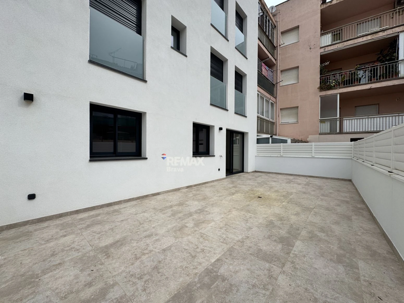 Roses, centro | Magnífico piso con terraza, piscina y parking
