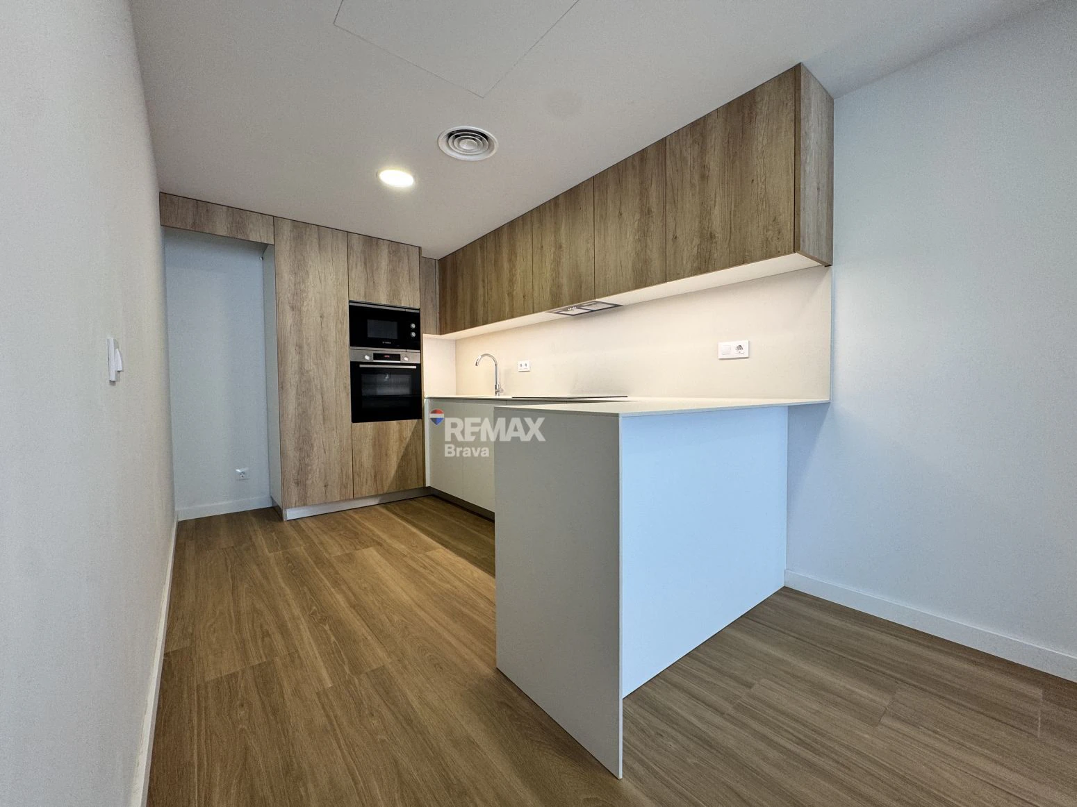 Roses, centro | Magnífico piso con terraza, piscina y parking