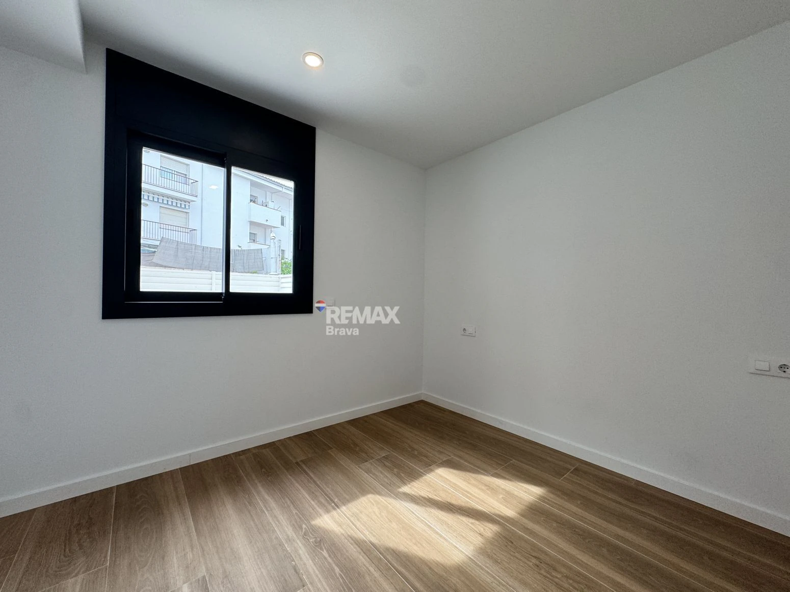 Roses, centro | Magnífico piso con terraza, piscina y parking