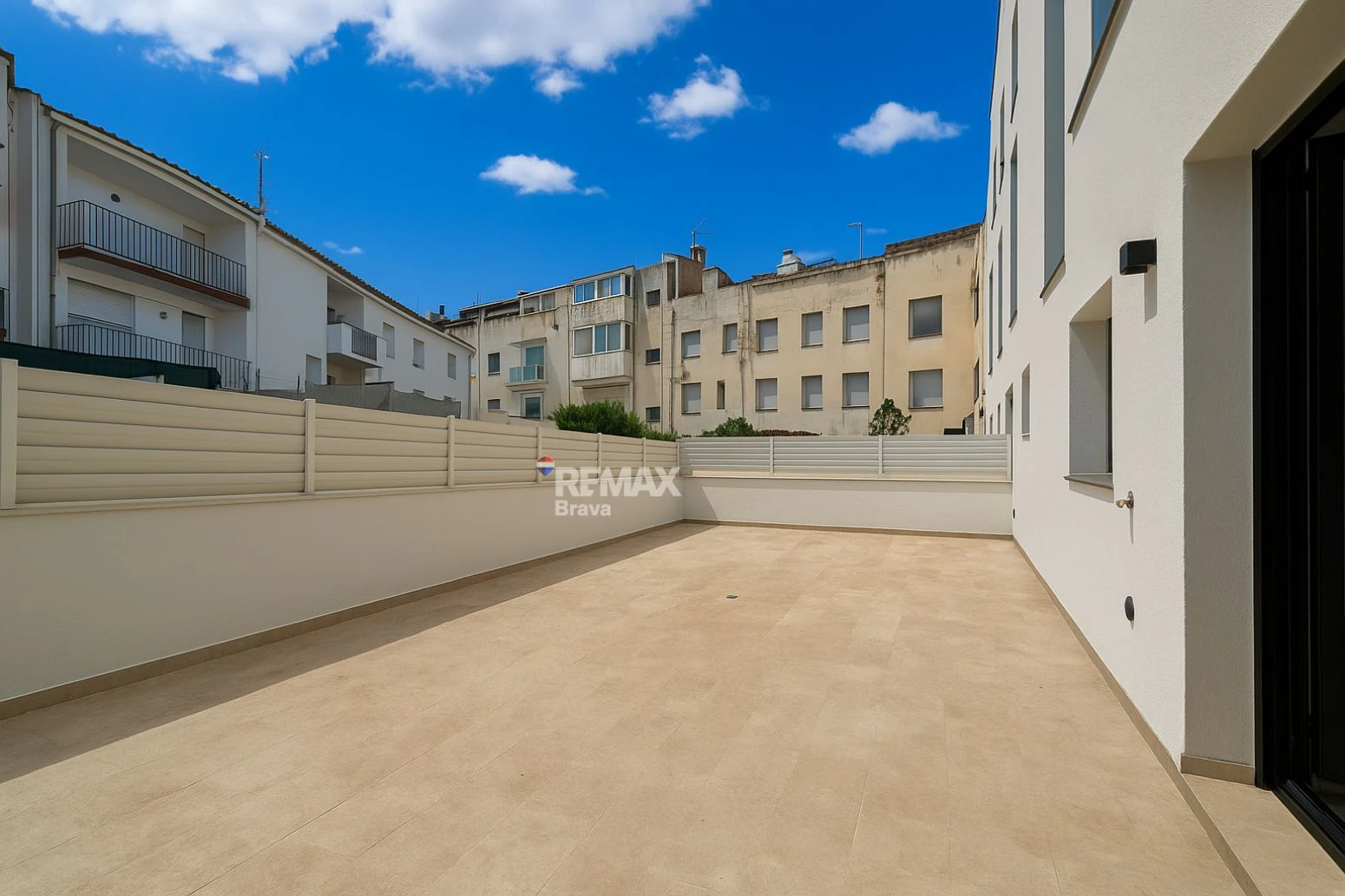 Roses, centro | Magnífico piso con terraza, piscina y parking