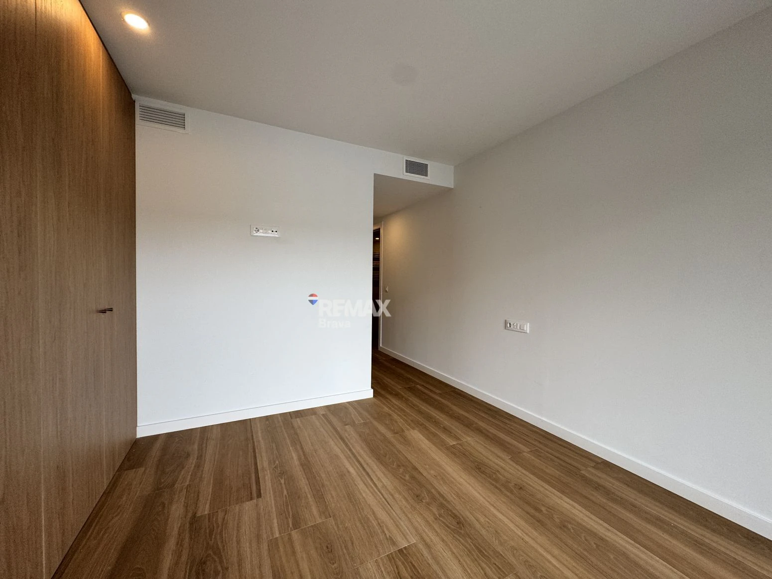 Roses, centro | Magnífico piso con terraza, piscina y parking