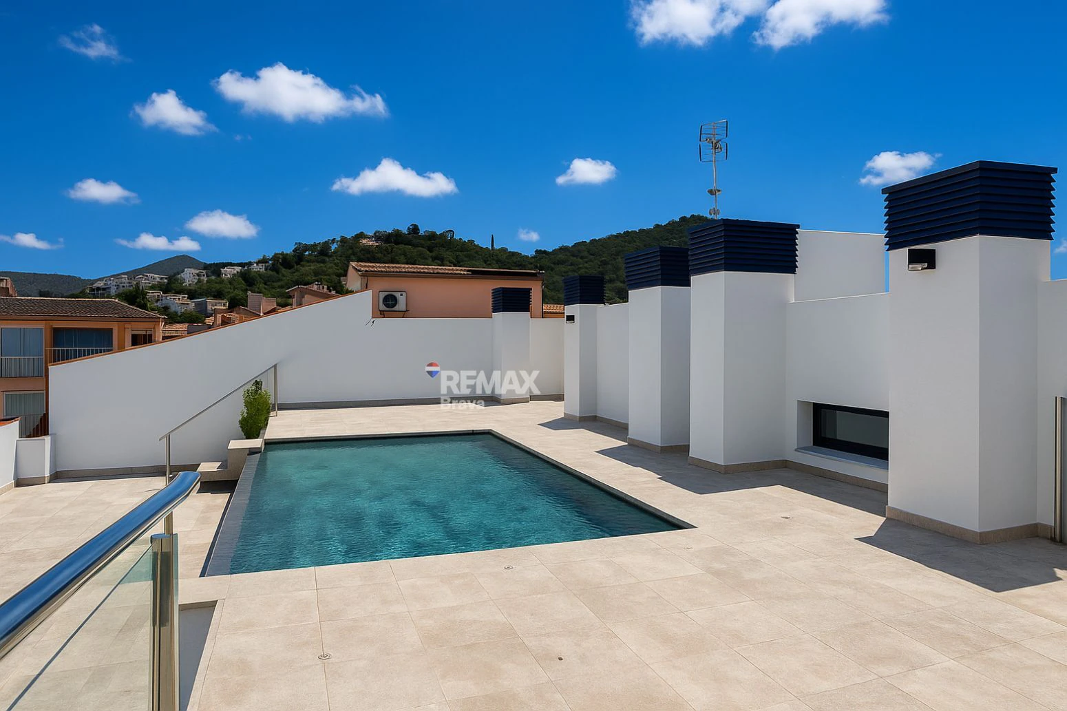 Roses, centro | Magnífico piso con terraza, piscina y parking