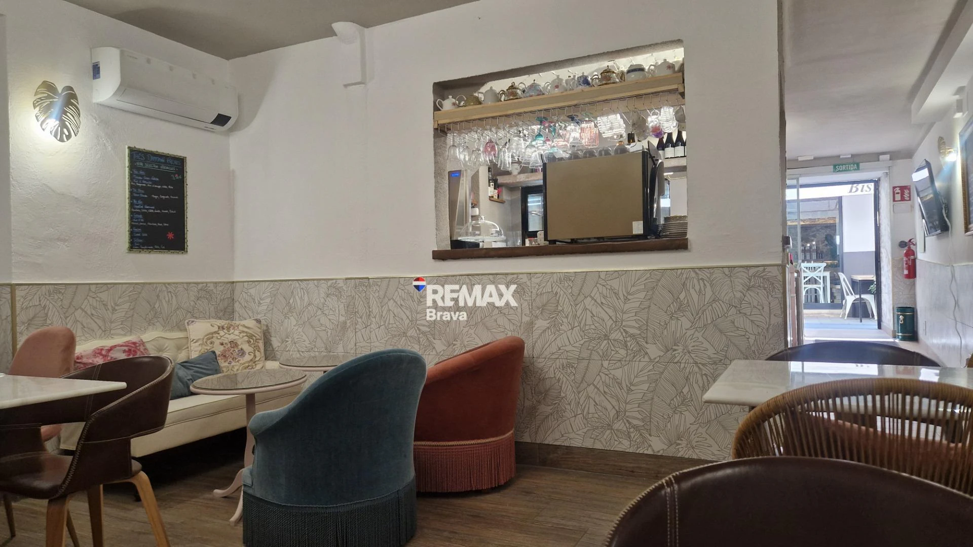 Roses | Edificio con local comercial y 3 viviendas en pleno centro peatonal