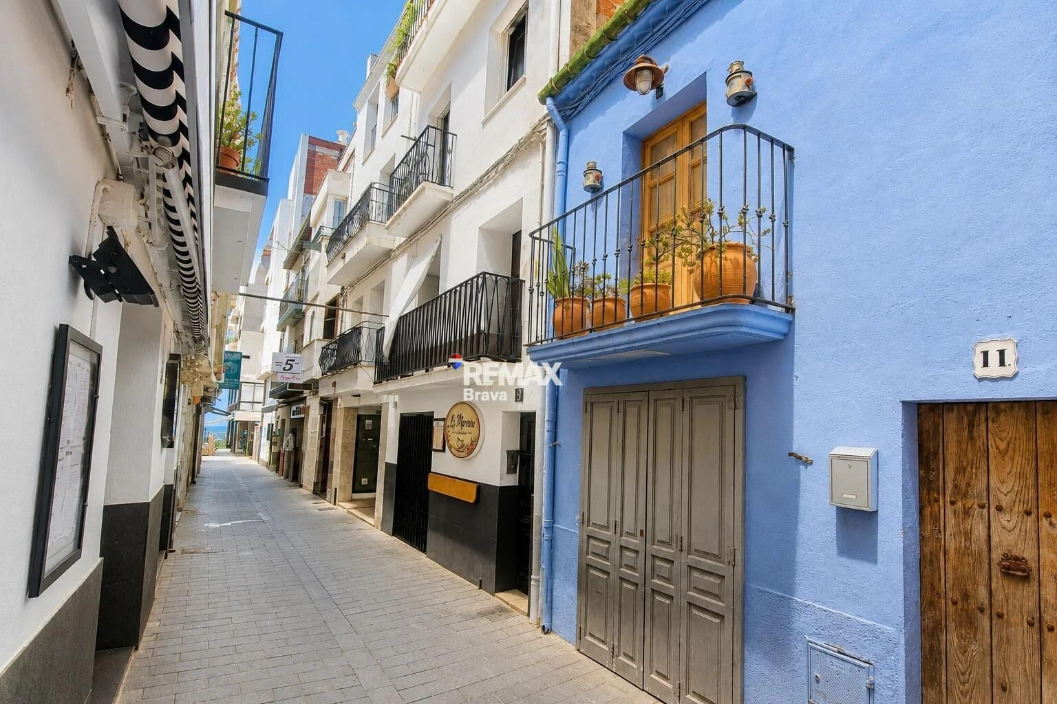 Roses | Edificio con local comercial y 3 viviendas en pleno centro peatonal